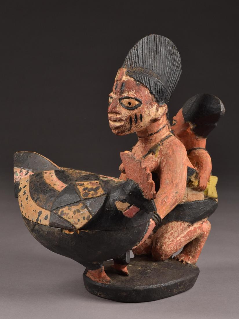 A Yoruba Bowl Bearer, "olumeye": Schalenträgerin, "olumeye" Yoruba, Nigeria Holz. H 35,5 cm. Provenienz: deutsche Sammlung Schalentragende Frauenfigur. Der traditionelle, wie ein Vogel geformte Kolanussbehälter dieser Region wird v