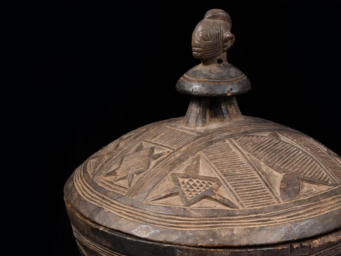 A Yoruba Lidded Bowl, "apoti Ifa": Deckelschale, "apoti Ifa" Yoruba, Nigeria Ohne Sockel / without base Holz. H 31 cm. Provenienz: Galerie Walu, Zürich (1992). Reich verzierte Deckelschale, in der babalawo genannte Priester auch Wahrs