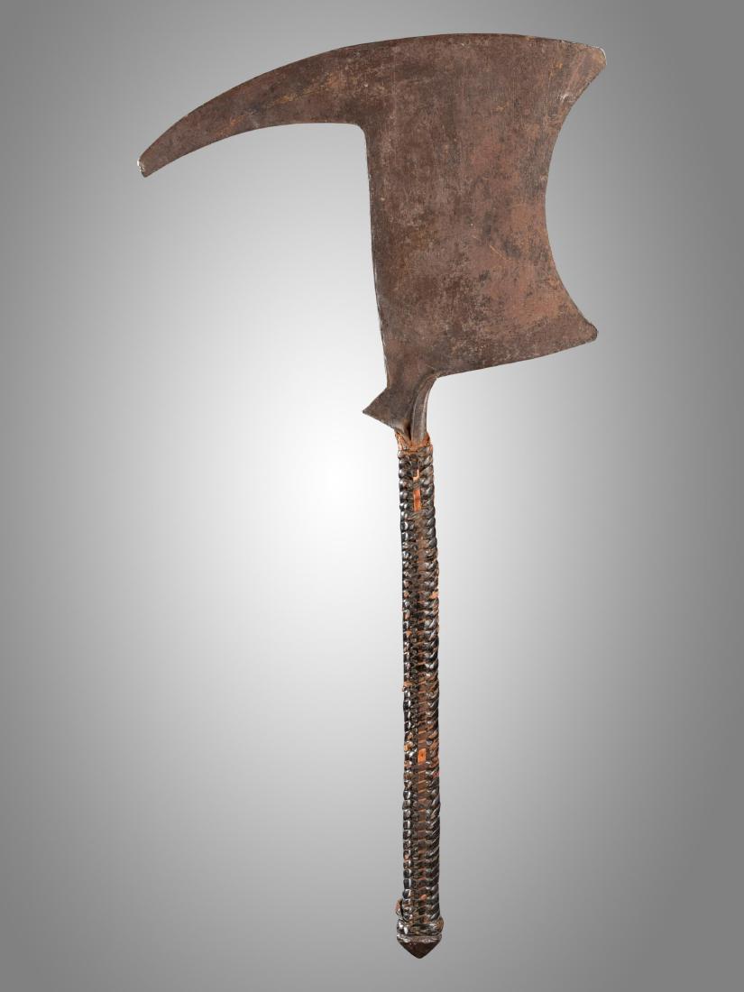 A Mumuye Iron Currency: Zeremonial-Waffe Mumuye, Nigeria L 38 cm. Provenienz: Helmut und Marianne Zimmer, Zürich. Waffe, Würde- und Statuszeichen, die auch im Tauschhandel Verwendung fand. CHF 100 / 200 EUR 86 / 172
