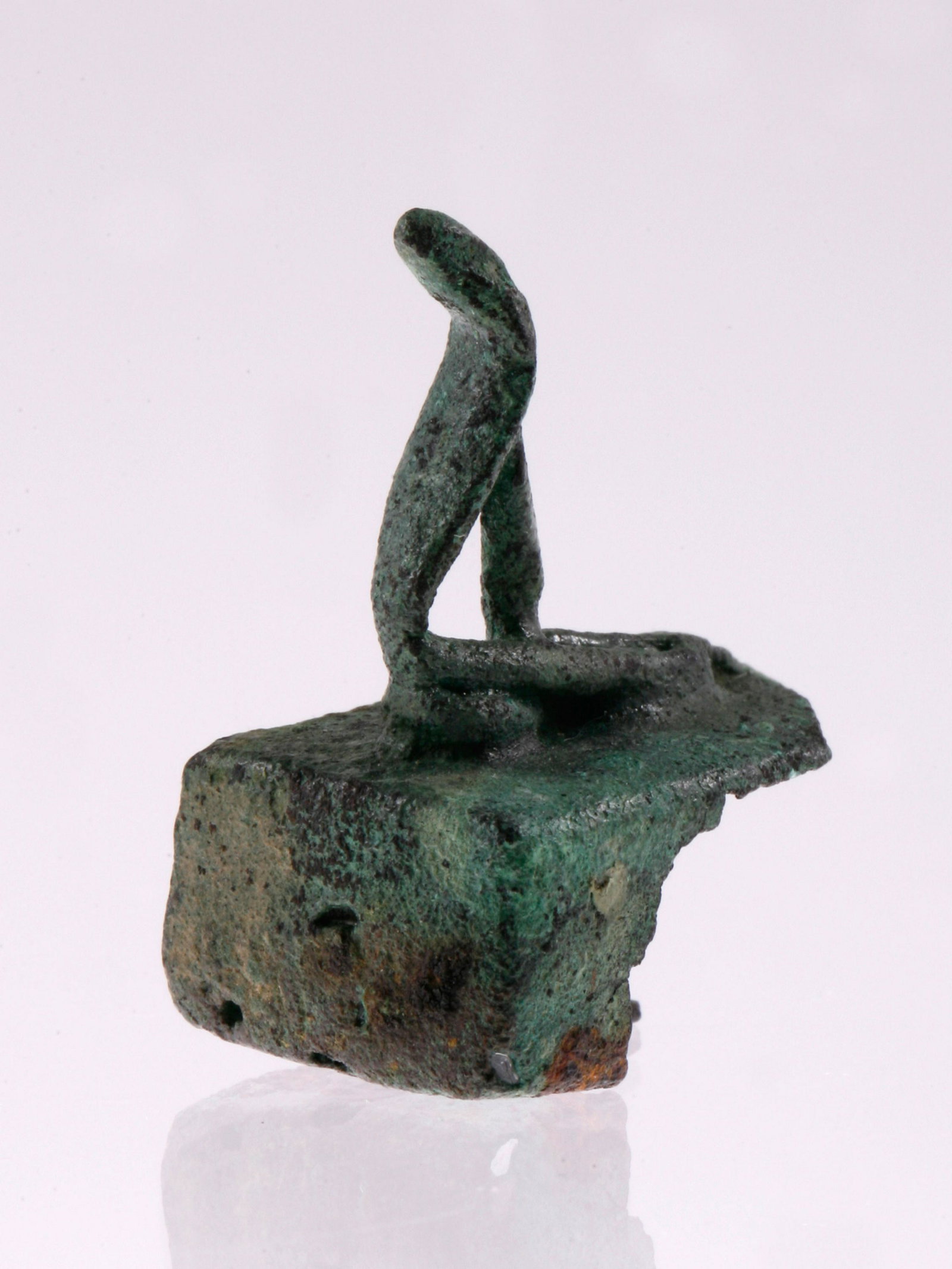 A Egyptian Fragment of a Snake Sarcophagus: FRAGMENT EINES SCHLANGENSARKOPHAGS Ägyptisch Ohne Sockel / without base Metall. H 3 cm. L 2,5 cm. Provenienz: Schweizer Privatsammlung, Zürich. CHF 50 / 100 EUR 43 / 86