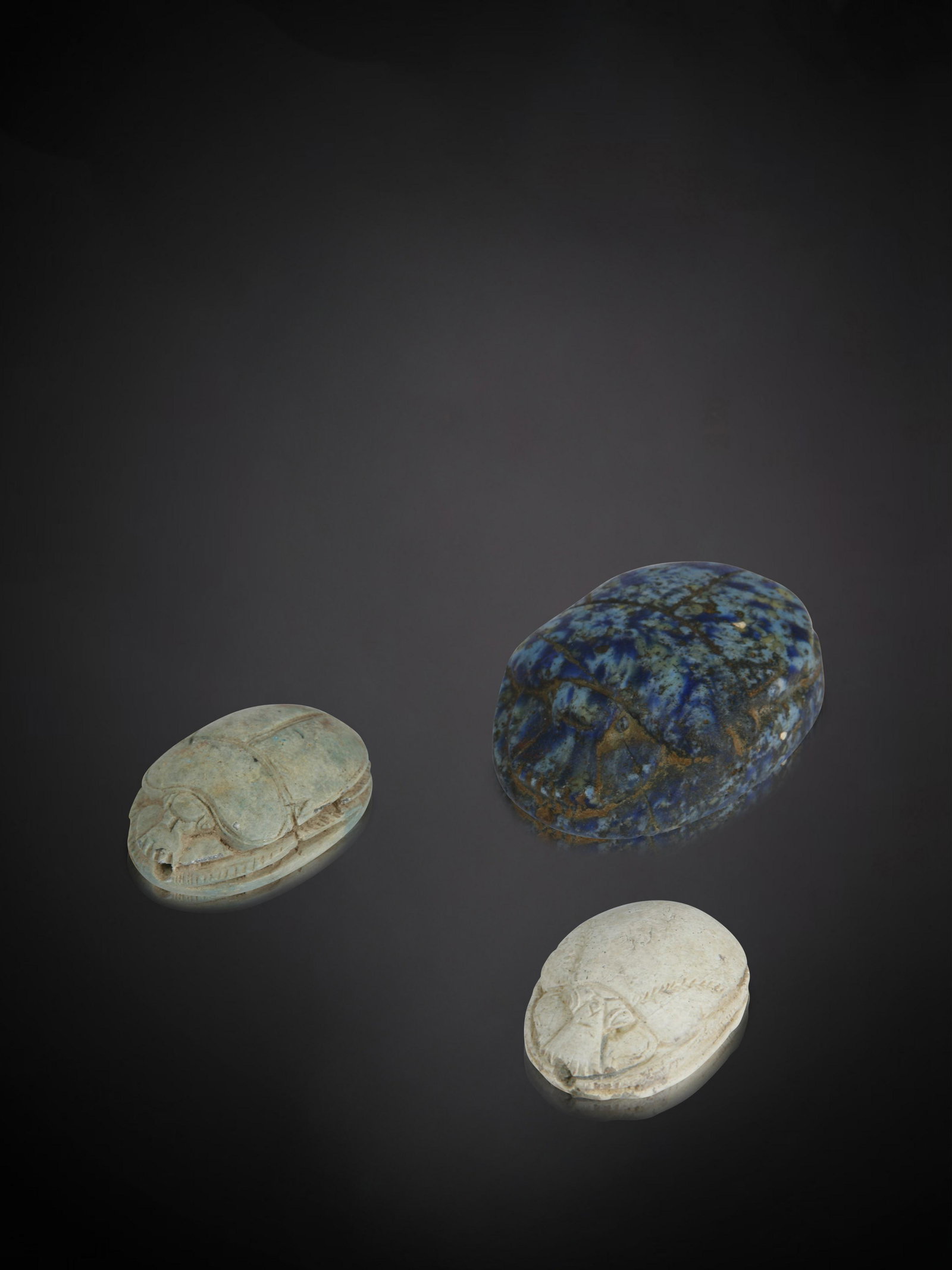 3 Egyptian Scarabs (probably not antique): 3 SKARABÄEN, wohl nicht antik Ägyptisch Ohne Sockel / without base Stein. L 3 cm - 5 cm. Provenienz: - Schweizer Privatsammlung, Zürich. - Hammer Auktion 33 (verkauft & storniert / sold & canceled)