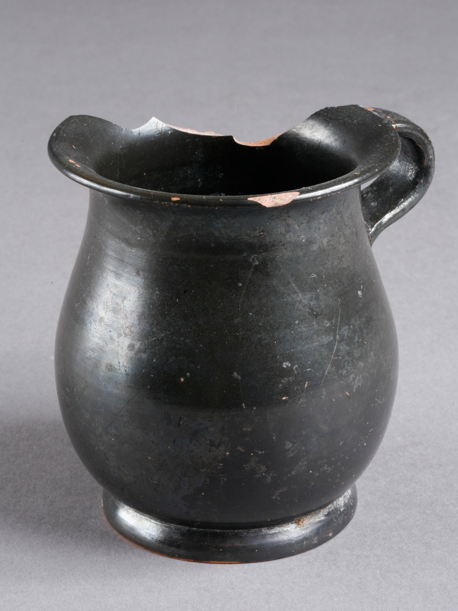 A Black-Glazed Kothon: SCHWARZGEFIRNISSTER KOTHON Ohne Sockel / without base Keramik. H 10,5 cm. Ø 8,5 cm. CHF 50 / 100 EUR 43 / 86