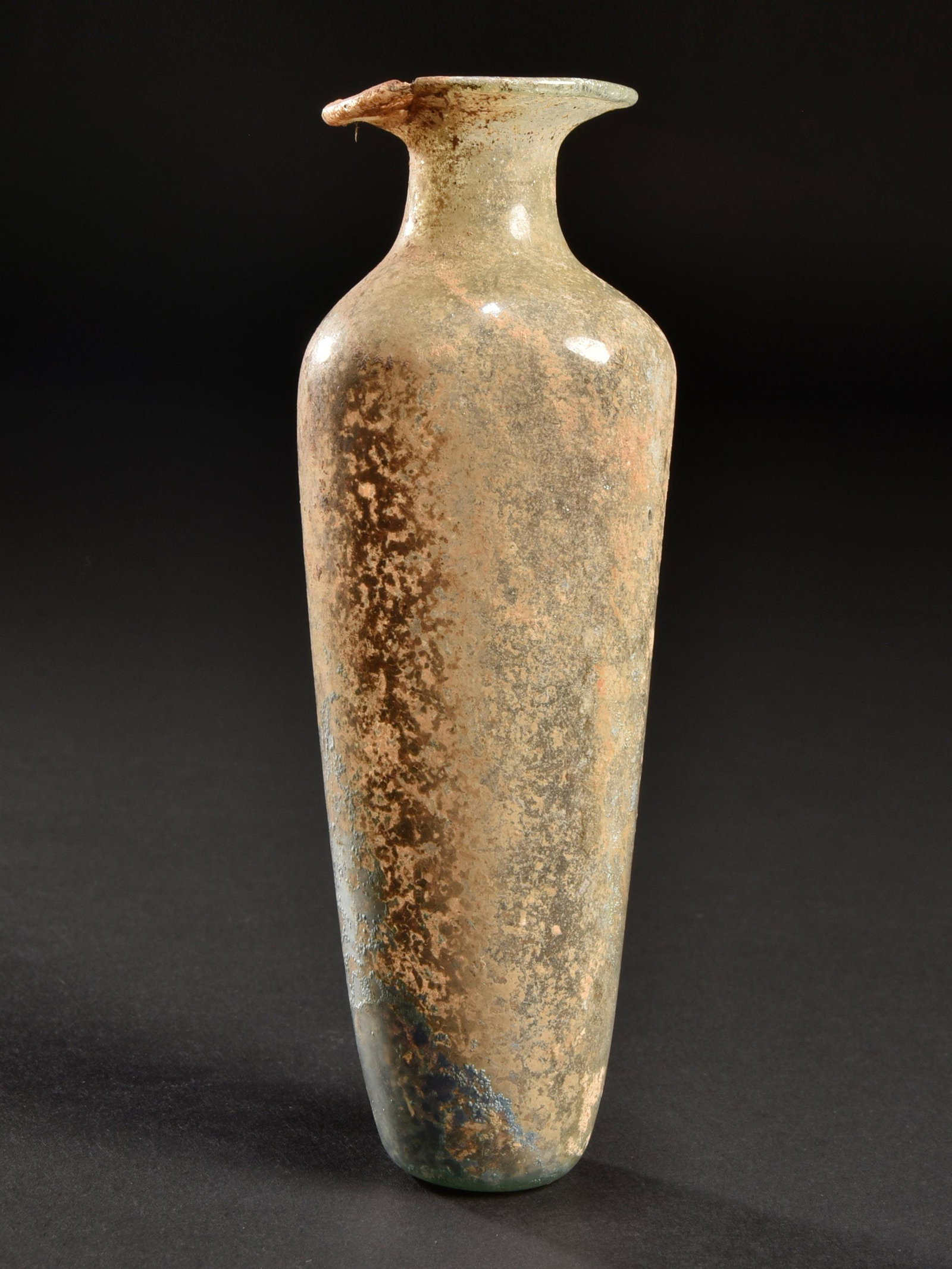 A Roman Perfume Bottle: PARFÜMFLASCHE Römisch Ohne Sockel / without base Glas. H 13,3 cm. 1. - 2. Jh. n. Chr. CHF 150 / 300 EUR 129 / 258