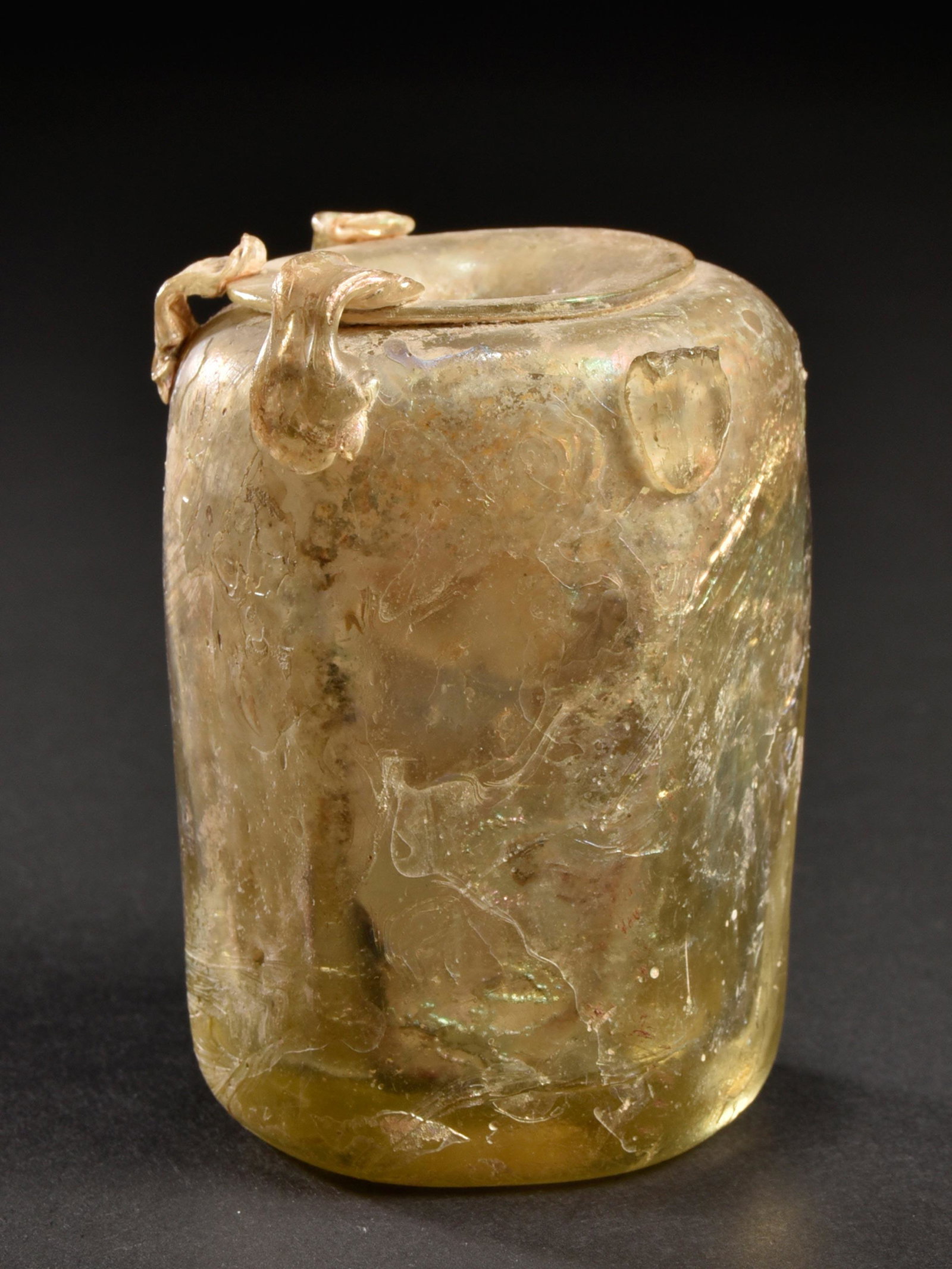 An Islamic Inkwell: TINTENFASS Islamisch Ohne Sockel / without base Glas. H 7,5 cm. Provenienz: Privatsammlung, Deutschland (1990er Jahre). 9. - 10. Jh. n. Chr. CHF 225 / 450 EUR 193 / 387