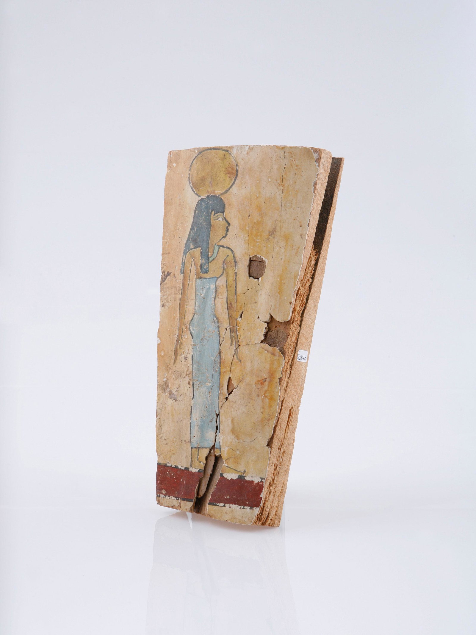 A Fragment of an Egyptian Sarcophagus with Isis: SARKOPHAGFRAGMENT MIT ISIS Ägyptisch Ohne Sockel / without base Holz. H 27,5 cm. Provenienz: Nachlass Christoph Siegrist, Basel. CHF 300 / 400 EUR 258 / 344