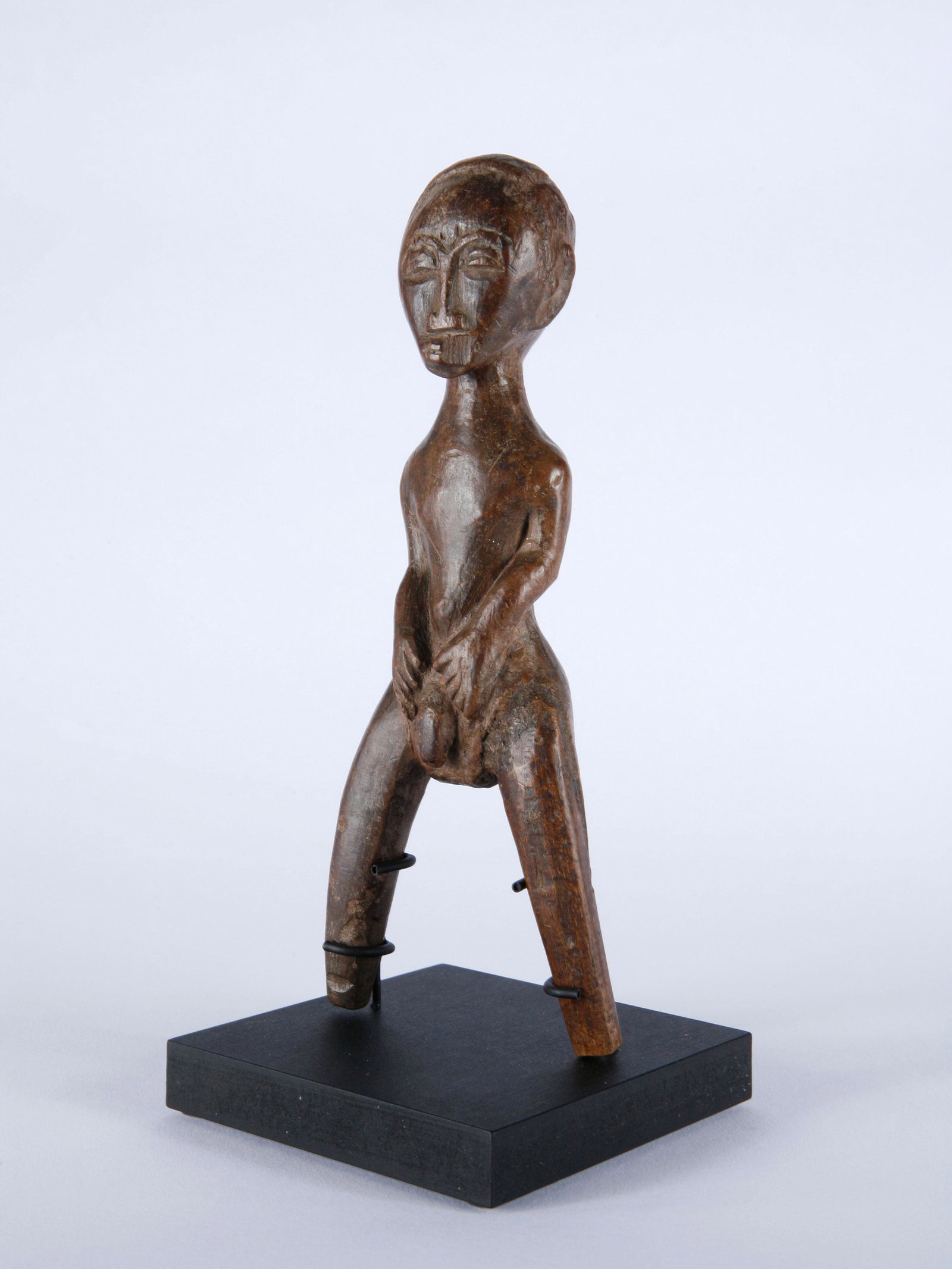 A Baule Slingshot, "potomowaka": Steinschleuder, "potomowaka" Baule, Côte d’Ivoire Mit Sockel / with base Holz. H 20,5 cm. Provenienz: - Nachlass Kurt Hösli-Brutschin (1928-2006), Basel. - Schweizer Privatsammlung, Zürich. Die V