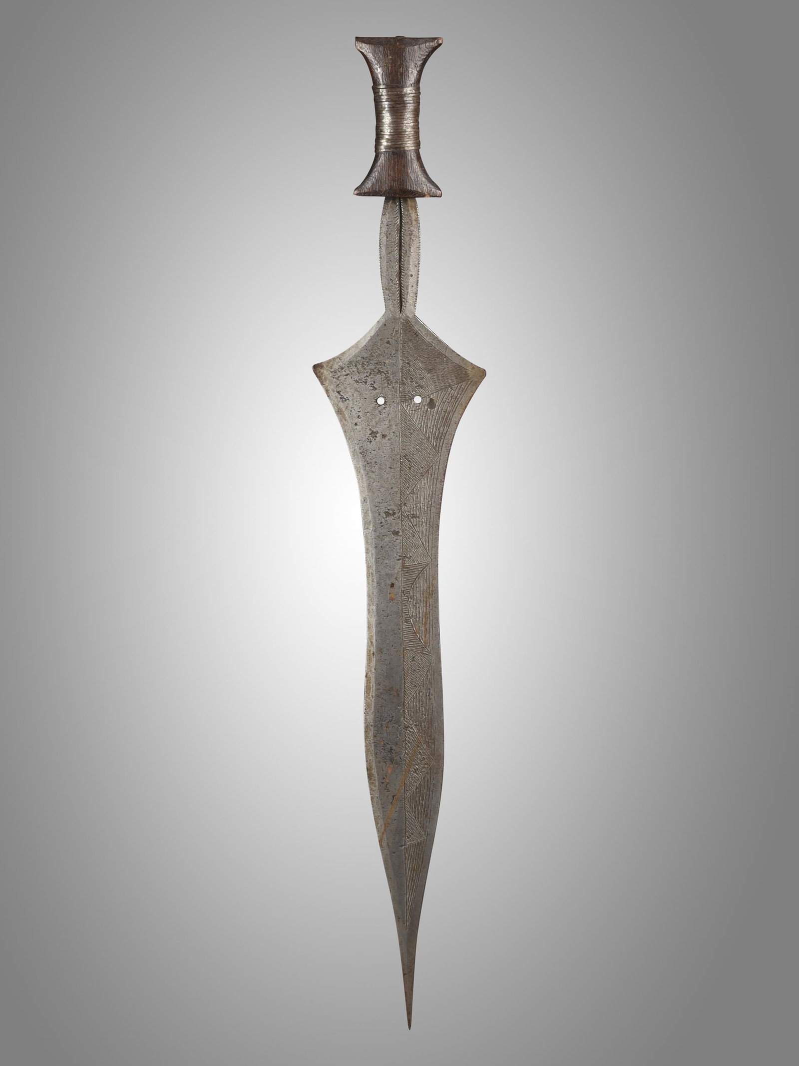 A Benge Knife: Zeremonial-Waffe Benge, DR Kongo Ohne Sockel / without base L 59 cm. Provenienz: Helmut und Marianne Zimmer, Zürich. Waffe, Würde- und Statuszeichen, die auch im Tauschhandel Verwendung fand. CHF 10