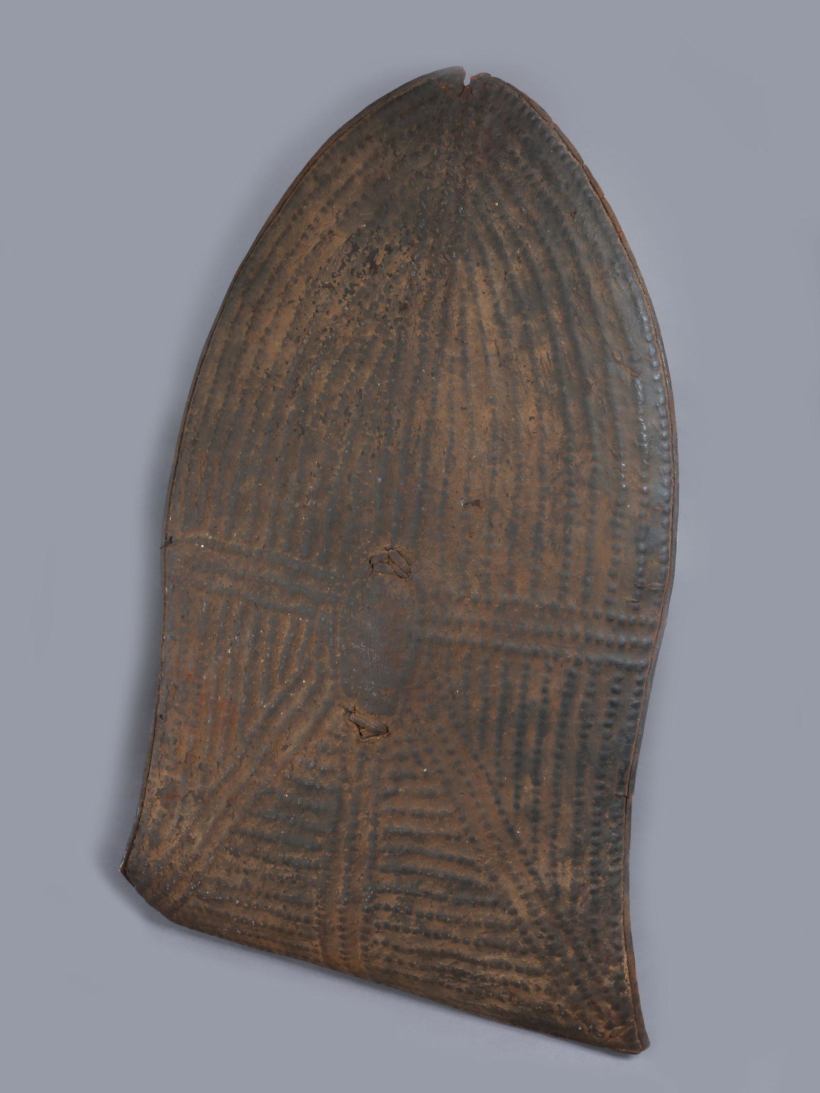 A Wandala Shield: Schild Wandala, Kamerun Ohne Sockel / without base Leder. H 110 cm. Provenienz: Galerie Walu, Zürich. Schilde waren äusserliche Zeichen des Status und der Klanzugehörigkeit des Besitzers. Verwendet