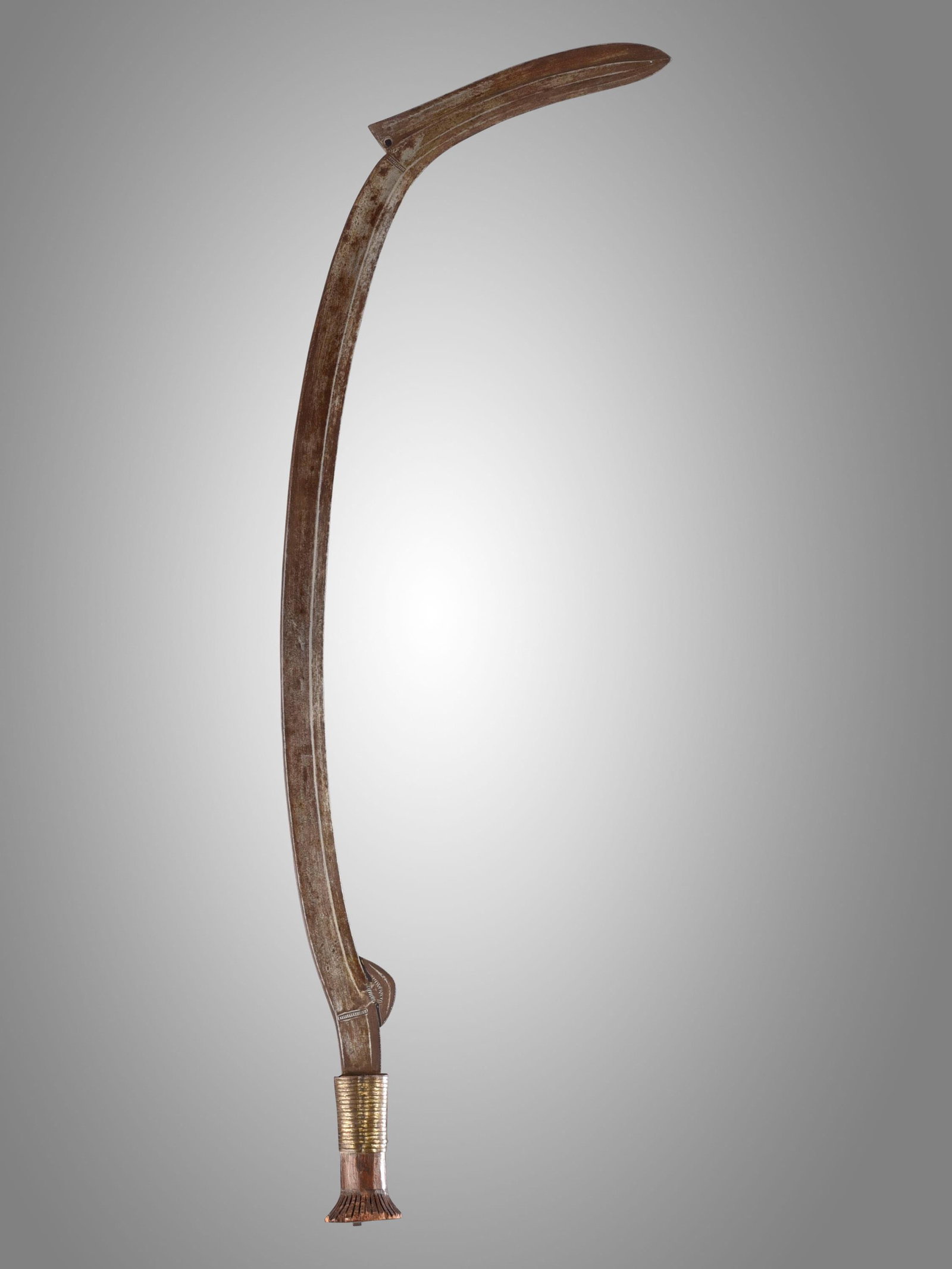 A Bandia Ceremonial Knife: Zeremonial-Waffe Bandia, DR Kongo Ohne Sockel / without base Holz, Eisen, Bronze. L 78 cm. Provenienz: Helmut und Marianne Zimmer, Zürich. CHF 100 / 200 EUR 86 / 172