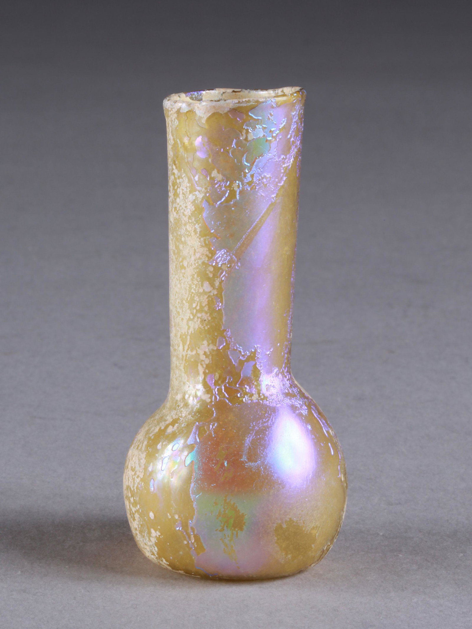 A Small Syrian Bottle: Fläschchen (Tränenglas) Syrisch Ohne Sockel / without base Glas. H 9,5 cm. Provenienz: - Herzog, Luzern. - Schweizer Privatsammlung, Zürich (1971). 1. - 3. Jh. n. Chr. CHF 300 / 600 EUR 258 / 516