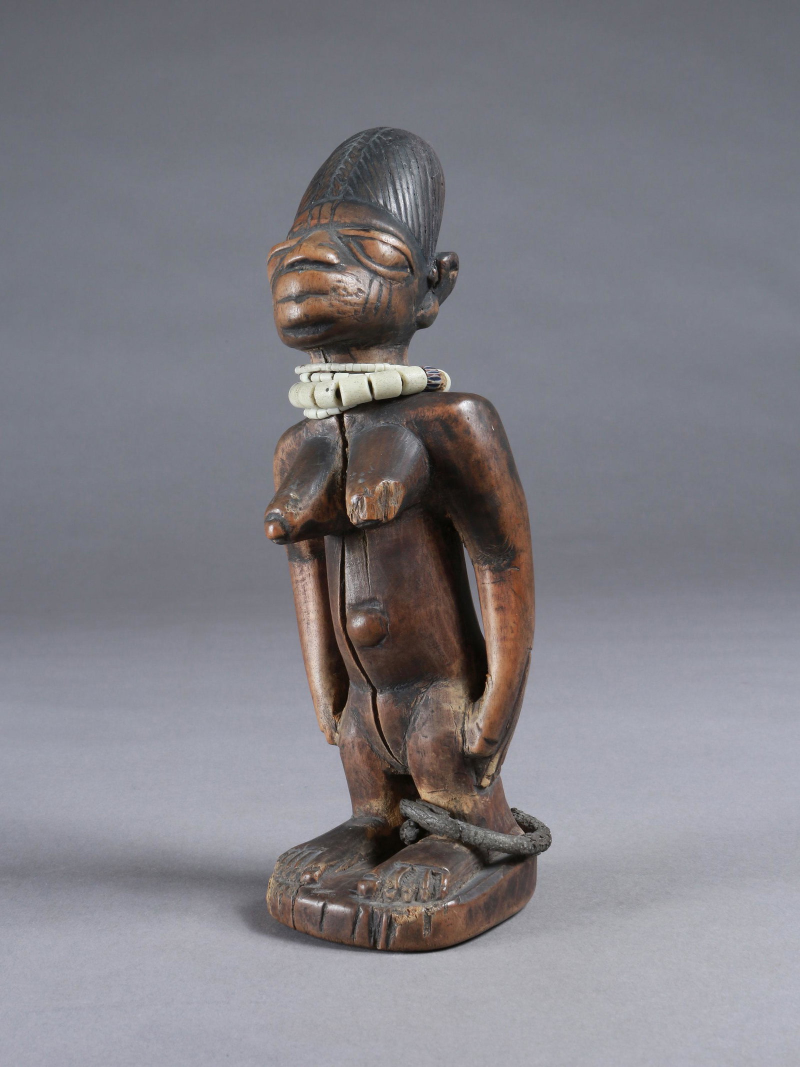 A Yoruba Twin Figure, "ere ibeji": Zwillingsfigur, "ere ibeji" Yoruba, Nigeria Ohne Sockel / without base Holz, Glasperlen. H 24 cm. Provenienz: W. Häusler, Thurgau, 1960er Jahre in Nigeria erworben. Über Zwillinge wurde schon immer 