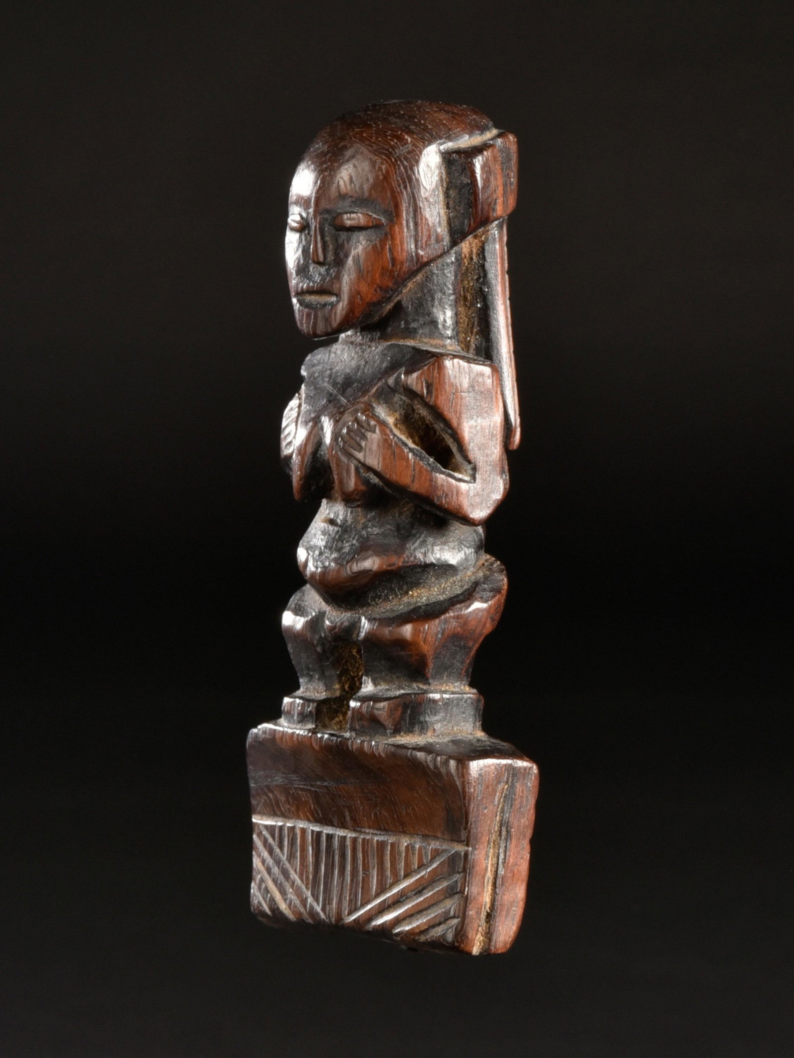 A Congolese Comb-Handle: Kamm-Griff DR Kongo Ohne Sockel / without base Holz. H 9 cm. Provenienz: - Renée Boser-Sarivaxévanis, Basel. - Schweizer Privatsammlung, Basel. CHF 200 / 400 EUR 172 / 344