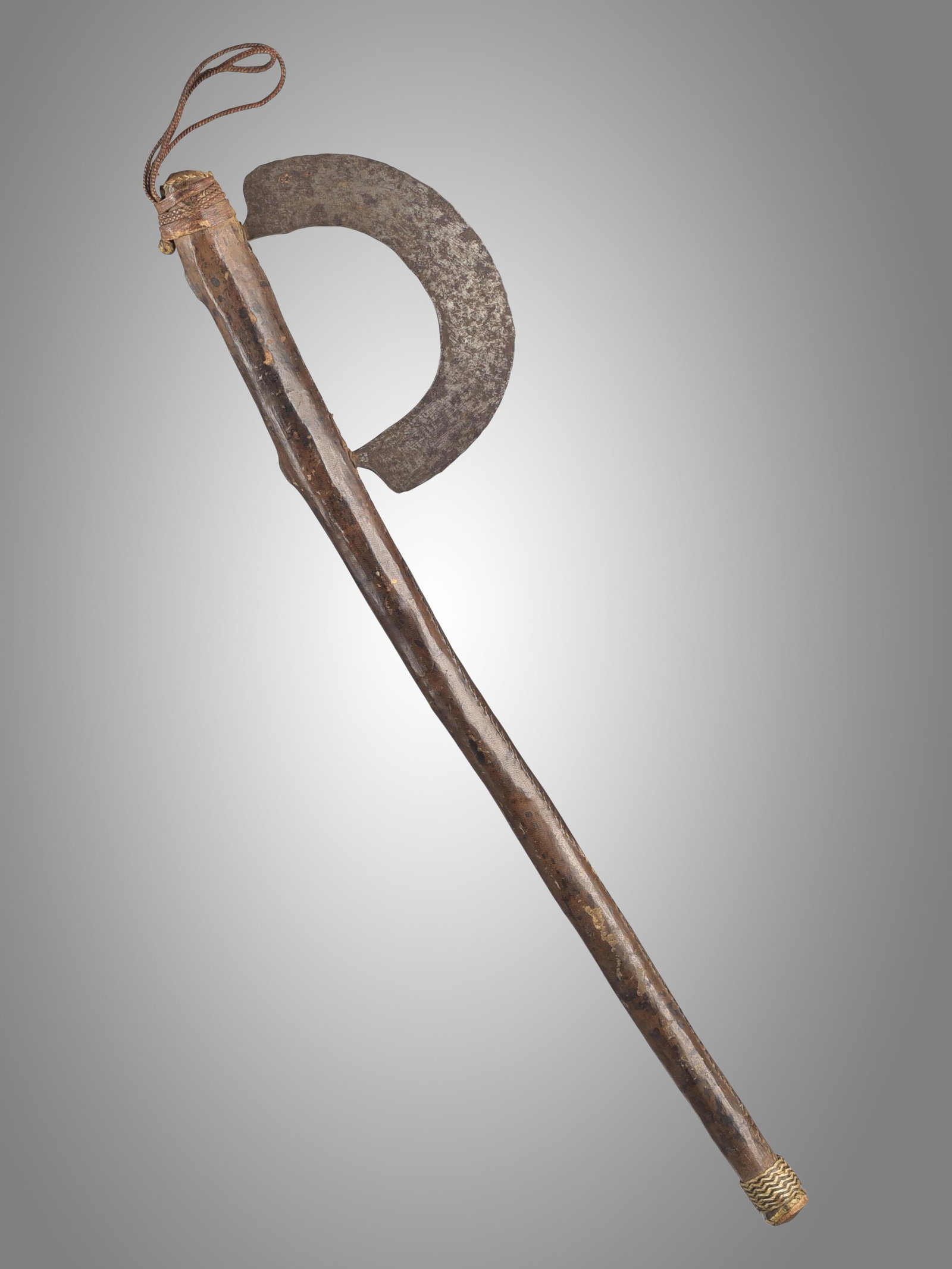 A Tambera Hatchet: Axt Tambera, Mossi, Togo Ohne Sockel / without base Holz, Eisen, Schnur. H 61,5 cm. Provenienz: Helmut und Marianne Zimmer, Zürich. CHF 100 / 200 EUR 86 / 172