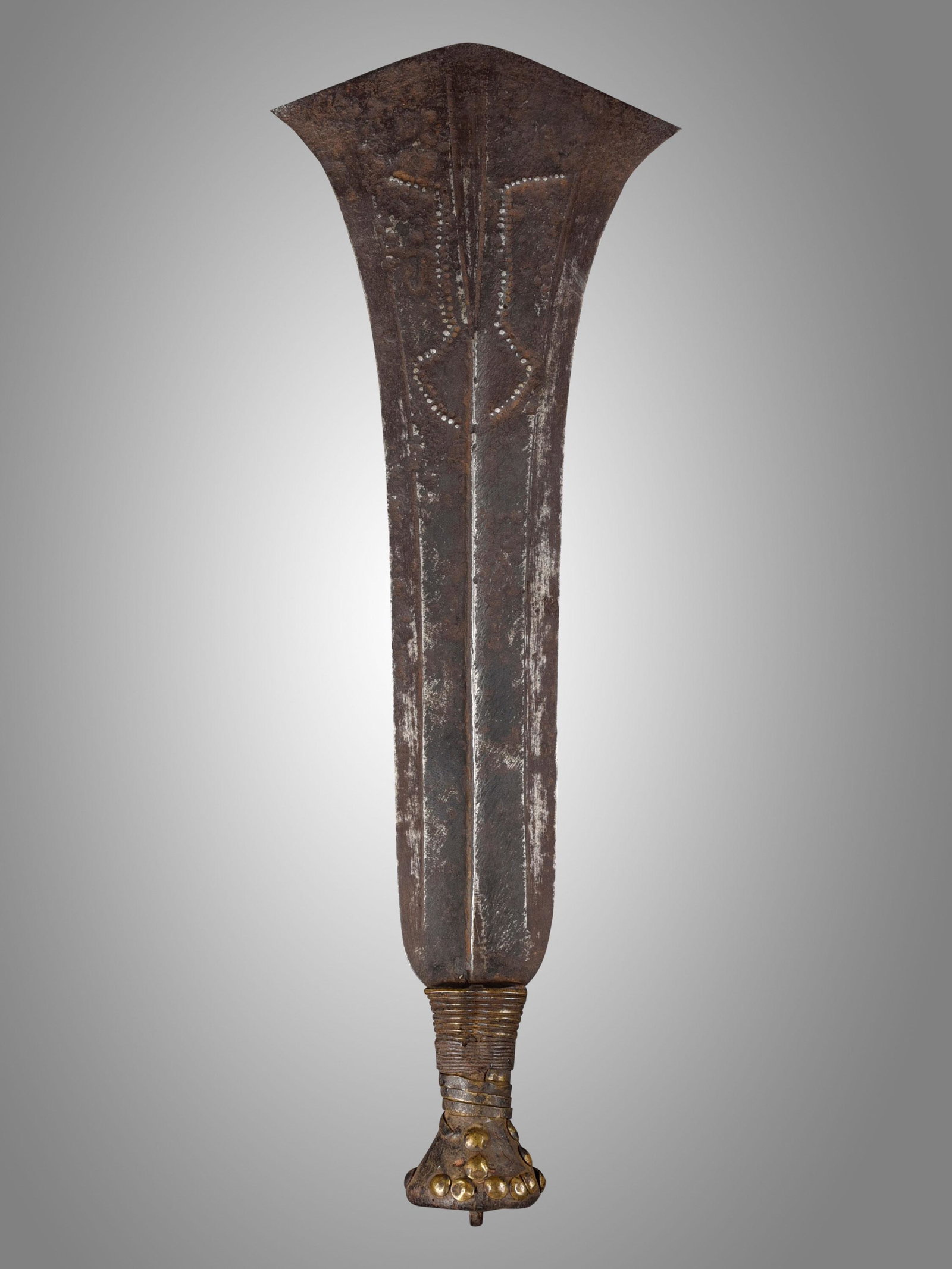 A Konda Ceremonial Knife: Zeremonial-Messer Konda, Booli, DR Kongo Ohne Sockel / without base Eisen, Holz, Bronze, Polsternägel. L 48 cm. Provenienz: Helmut und Marianne Zimmer, Zürich. Waffe, Prestigeobjekt und Würdezeiche