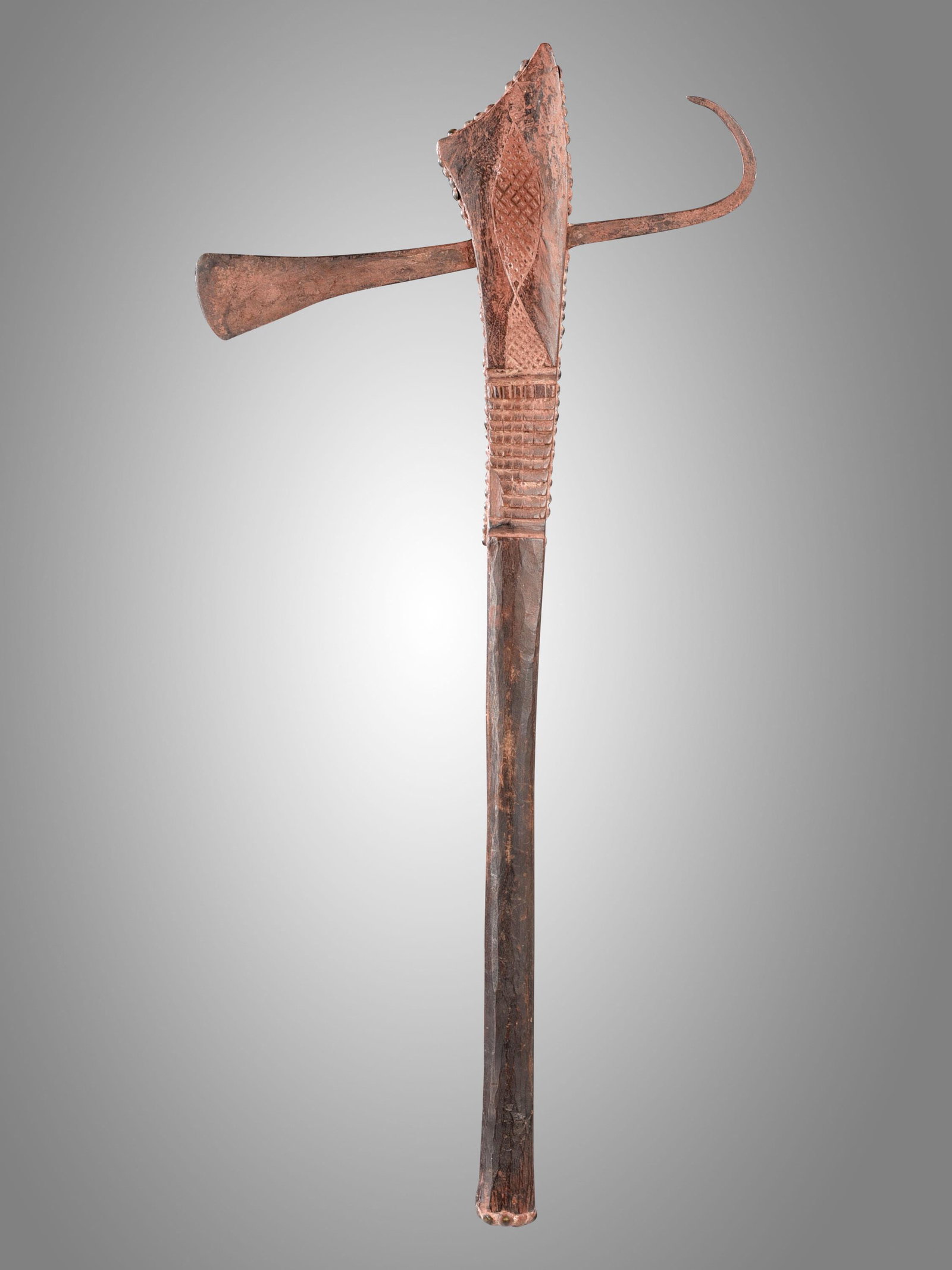 A Kwere Hatchet: Beil Kwere, Tansania Ohne Sockel / without base Eisen, Holz, Polsternägel. L 57 cm. Provenienz: Helmut und Marianne Zimmer, Zürich. CHF 100 / 200 EUR 86 / 172