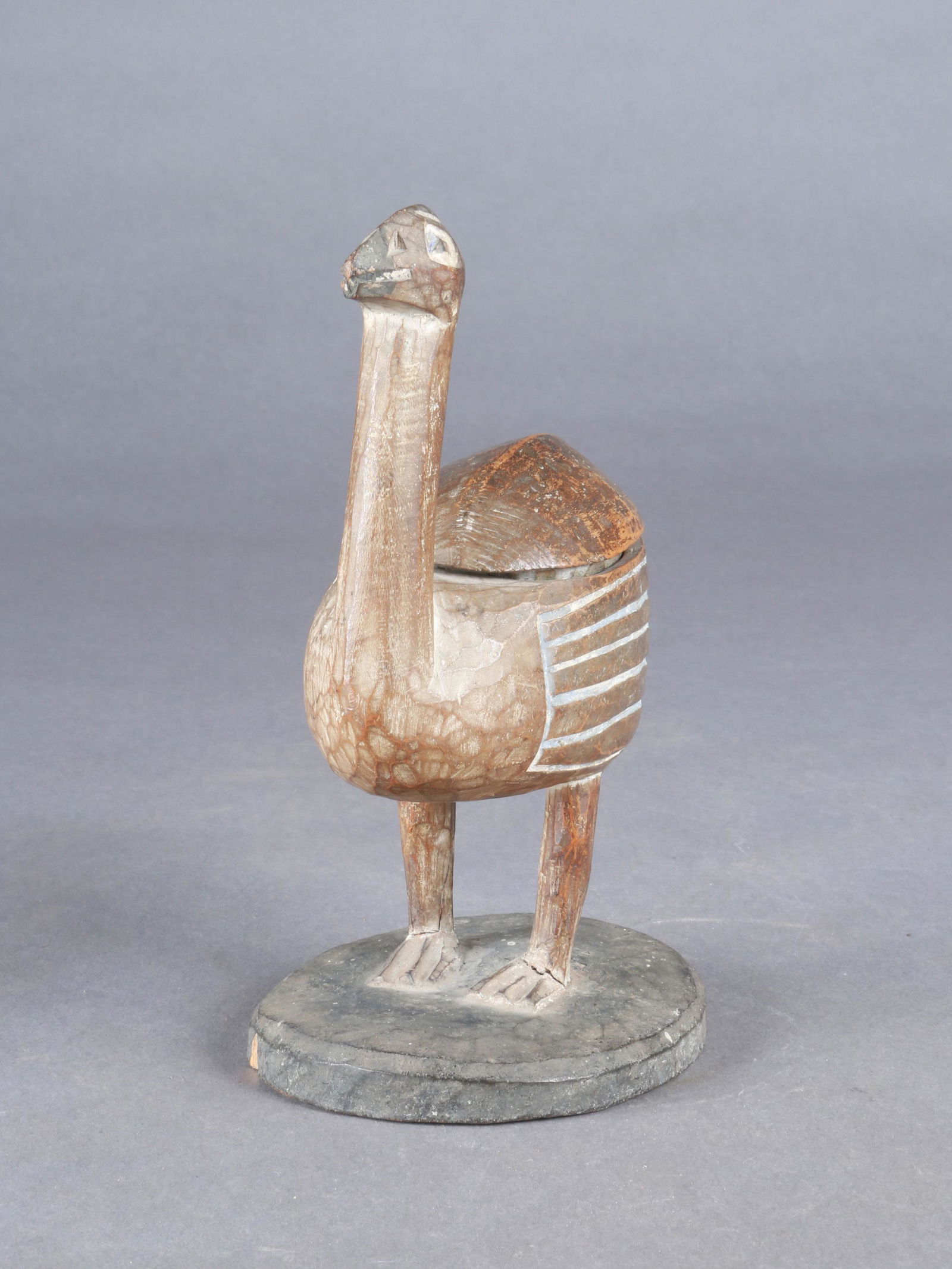 A Yoruba Lidded Container: Deckelbehälter Yoruba, Nigeria Ohne Sockel / without base Holz. H 20 cm. L 15 cm. Provenienz: W. Häusler (Thurgau), 1960er Jahre in Nigeria erworben. CHF 50 / 100 EUR 43 / 86