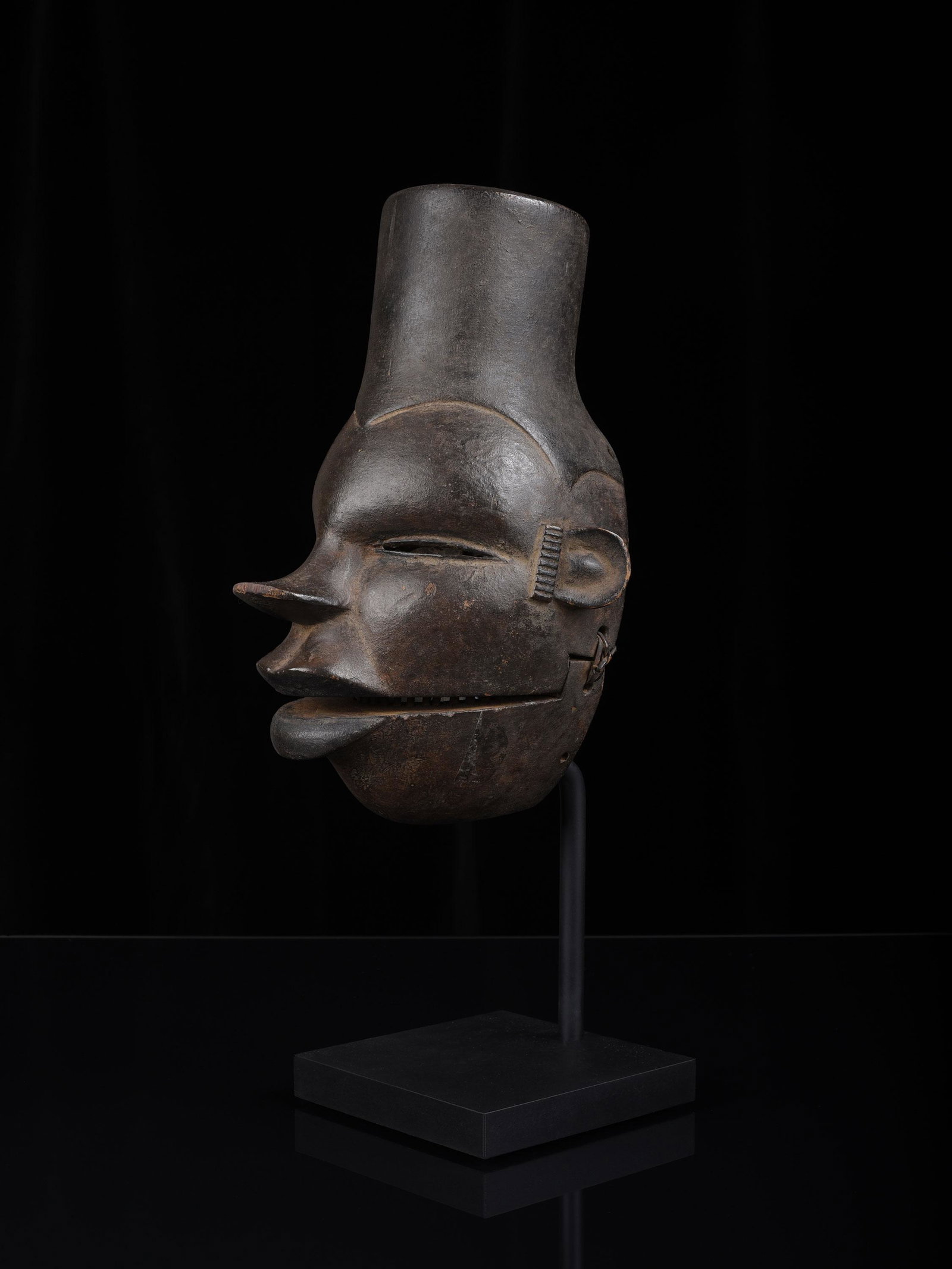 An Ogoni Mask, "elu": Maske, "elu" Ogoni, Nigeria Mit Sockel / with base Holz. H 27,5 cm. Provenienz: Nachlass René David (1928-2015), Zürich. Ausgestellt: Musée International du Golfe de Guinée, Togo (2005-2011). elu 