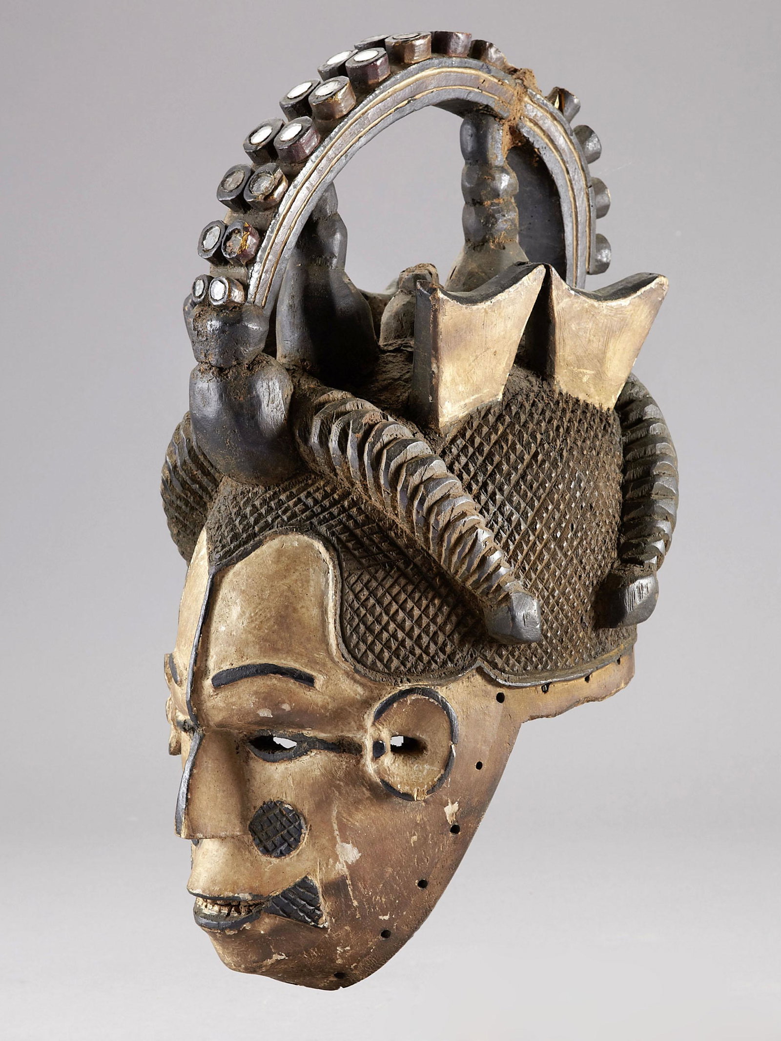 An Igbo Mask, "agbogho mmwo": Maske, "agbogho-mmwo" Igbo, Nigeria Mit Sockel / with base Holz. H 42 cm. Provenienz: - deutsche Privatsammlung, Berlin. - Koller Auktion 14, Juni 2011, Lot 236. - Schweizer Privatsammlung, Zürich. D