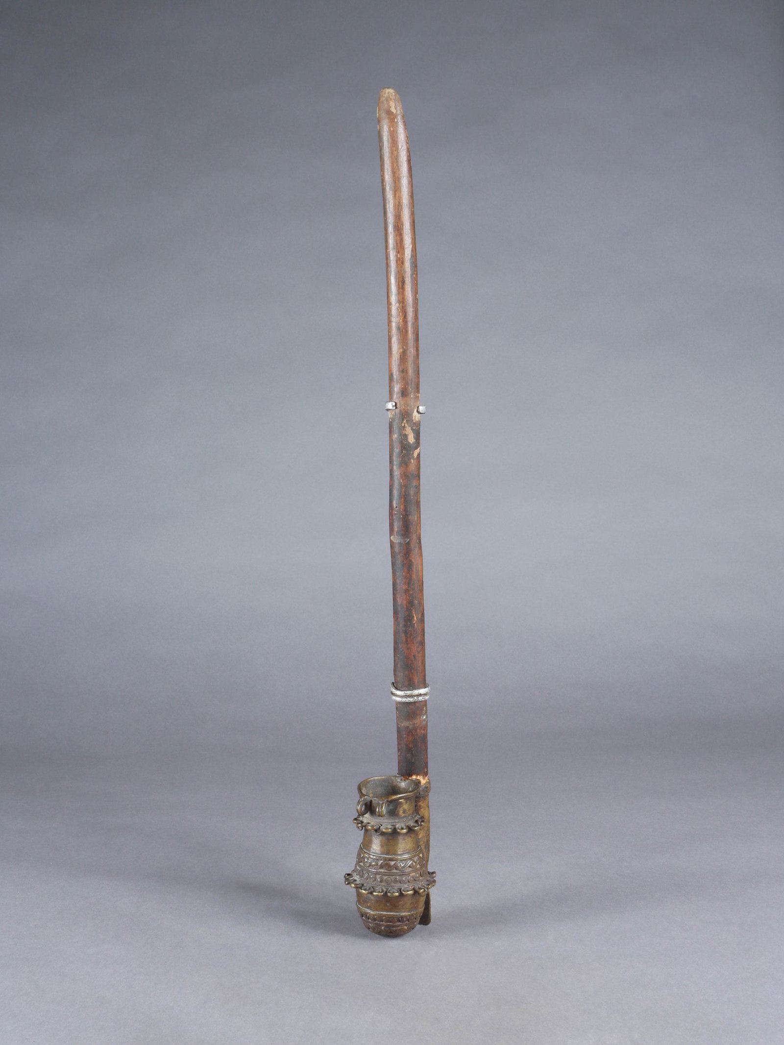 A Nigerian Smoking Pipe: Tabakspfeife Nigeria Ohne Sockel / without base Holz, Gelbguss. H 59 cm. Provenienz: W. Häusler (Thurgau), 1960er Jahre in Nigeria erworben. Kunstvoll gestaltete Prestige-Tabakspfeifen, wie diese aus