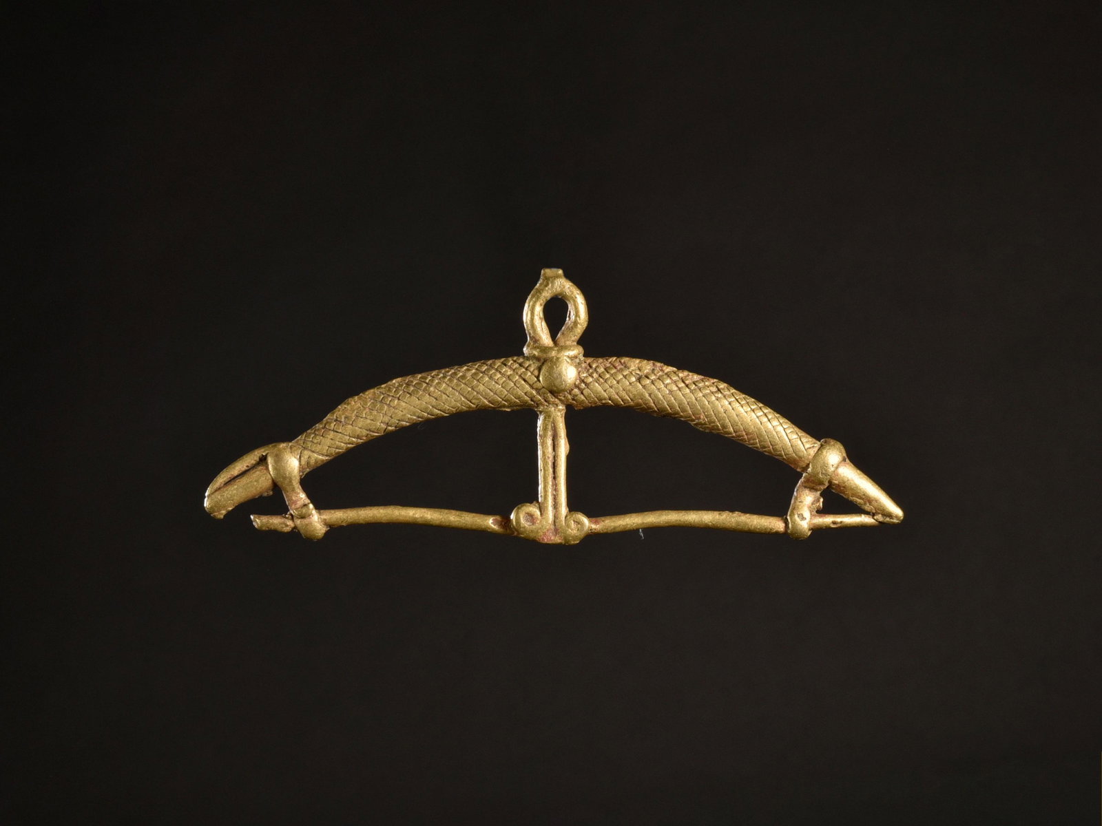 A Lobi Bronze Amulet: Amulett Lobi, Burkina Faso Ohne Sockel / without base Gelbguss. B 12,5 cm. Provenienz: Nachlass René David (1928-2015), Zürich. Ausgestellt: Musée International du Golfe de Guinée, Togo (2005-2011