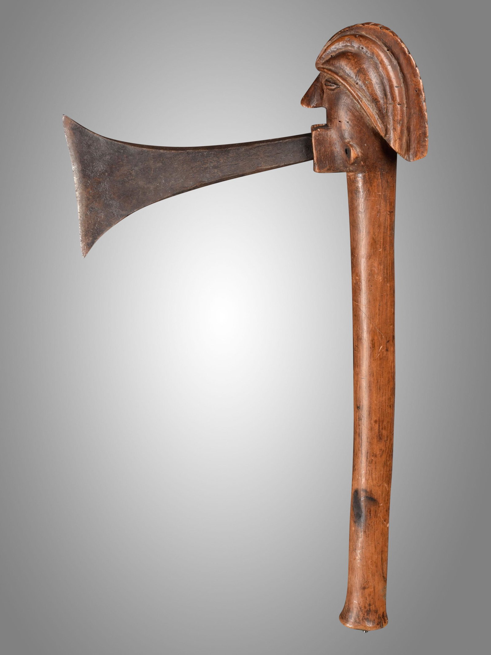 A Mbala (?) Axe: Blankwaffe, Zeremonial-Axt Mbala?, Songe, DR Kongo Ohne Sockel / without base Holz, Eisen. L 38 cm. Provenienz: Helmut und Marianne Zimmer, Zürich. Zeremonialwaffen zeichnen sich durch sorgfältige H