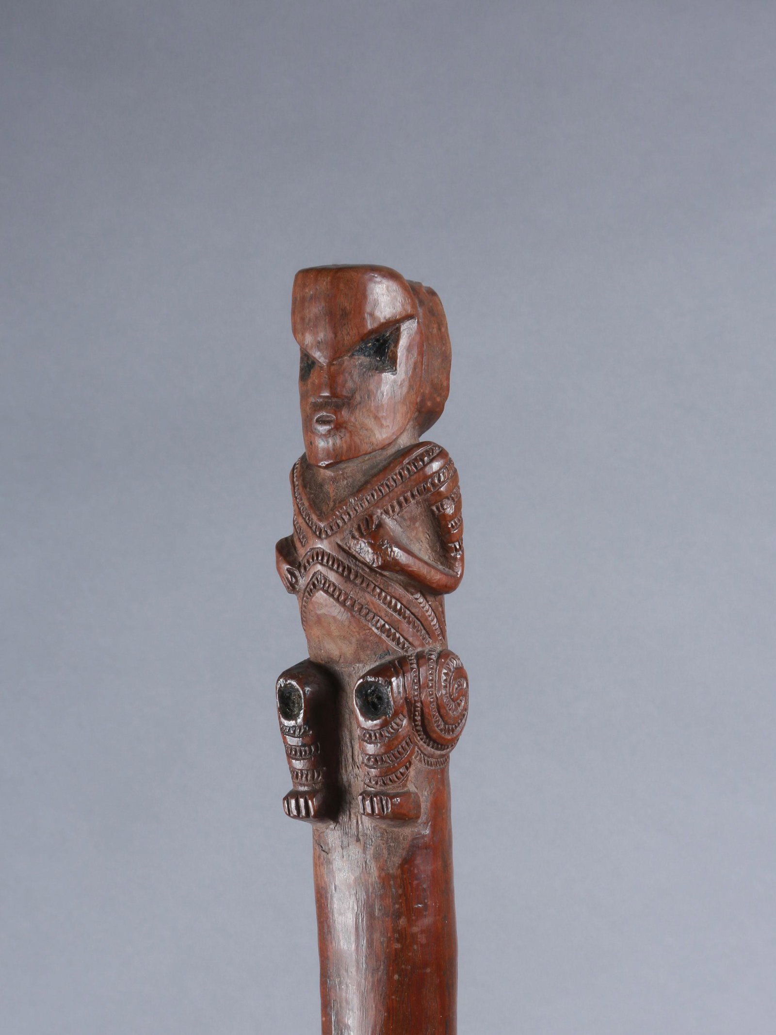 A Maori Staff: Stab Maori, Neuseeland Ohne Sockel / without base Holz. H 89 cm. Provenienz: Handel, Nordrhein-Westfalen. CHF 400 / 600 EUR 344 / 516
