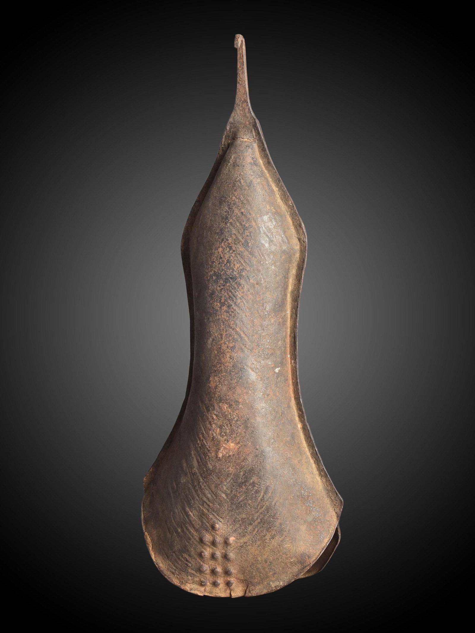 A Tetely Iron Gong, "ludibu": Idiophon, Gong, "ludibu" Tetela, DR Kongo Ohne Sockel / without base Eisen. H 51 cm. Provenienz: Helmut und Marianne Zimmer, Zürich. CHF 100 / 200 EUR 86 / 172