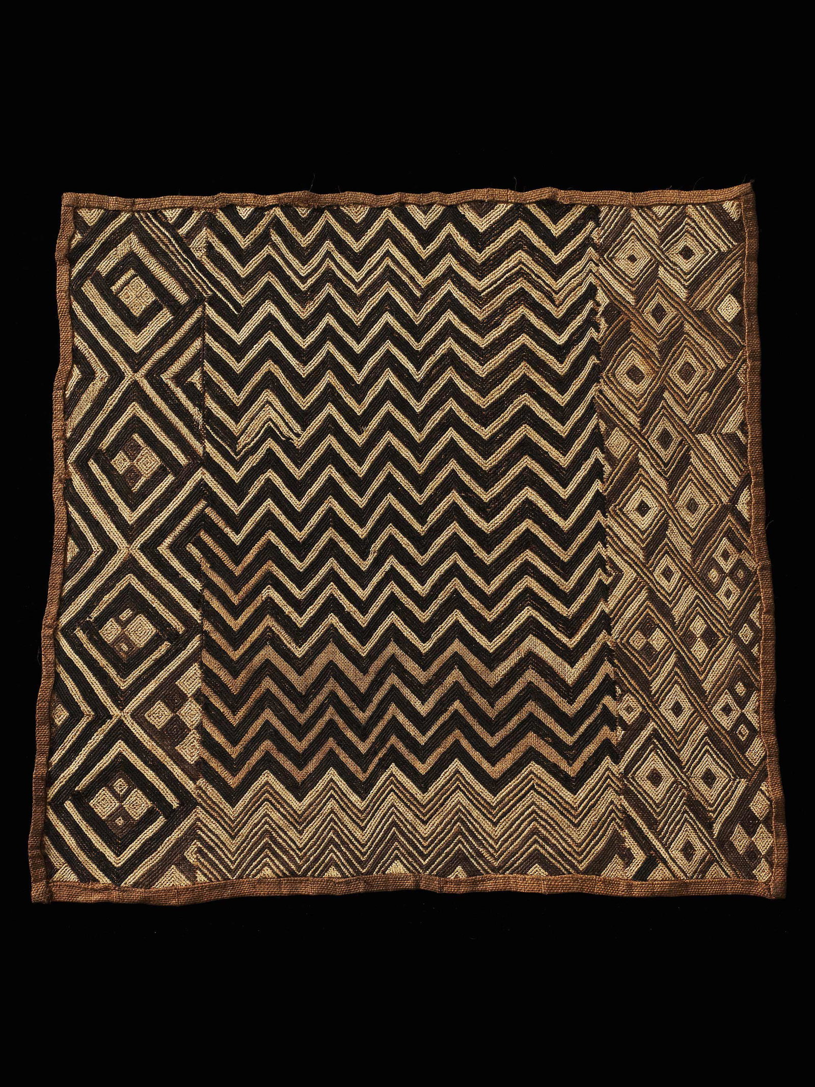 A Kuba Cut-Pile Embroidery Fabric: Raphia-Plüschgewebe Kuba Kingdom, DR Kongo Ohne Sockel / without base Raphia. H 60 cm. B 65 cm. Provenienz: Galerie Walu, Zürich. Das Königreich Kuba ist eine Konföderation, die als politischer Bu