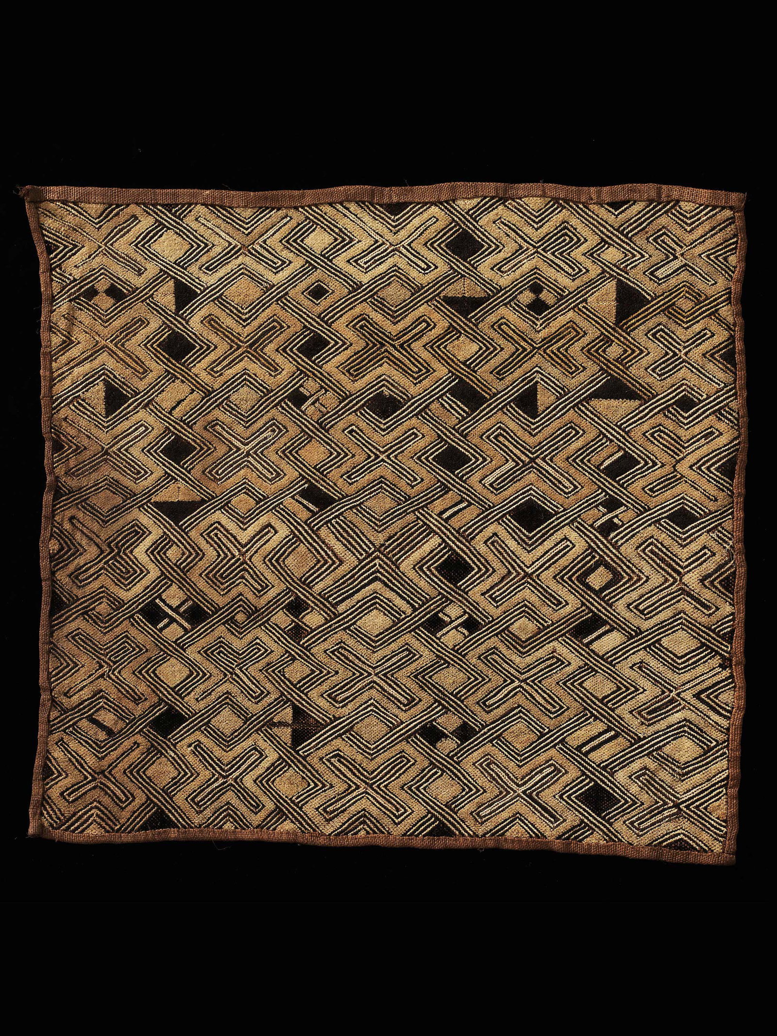 A Kuba Cut-Pile Embroidery Fabric: Raphia-Plüschgewebe Kuba Kingdom, DR Kongo Ohne Sockel / without base Raphia. H 64 cm. B 68 cm. Provenienz: Galerie Walu, Zürich. Das Königreich Kuba ist eine Konföderation, die als politischer Bu