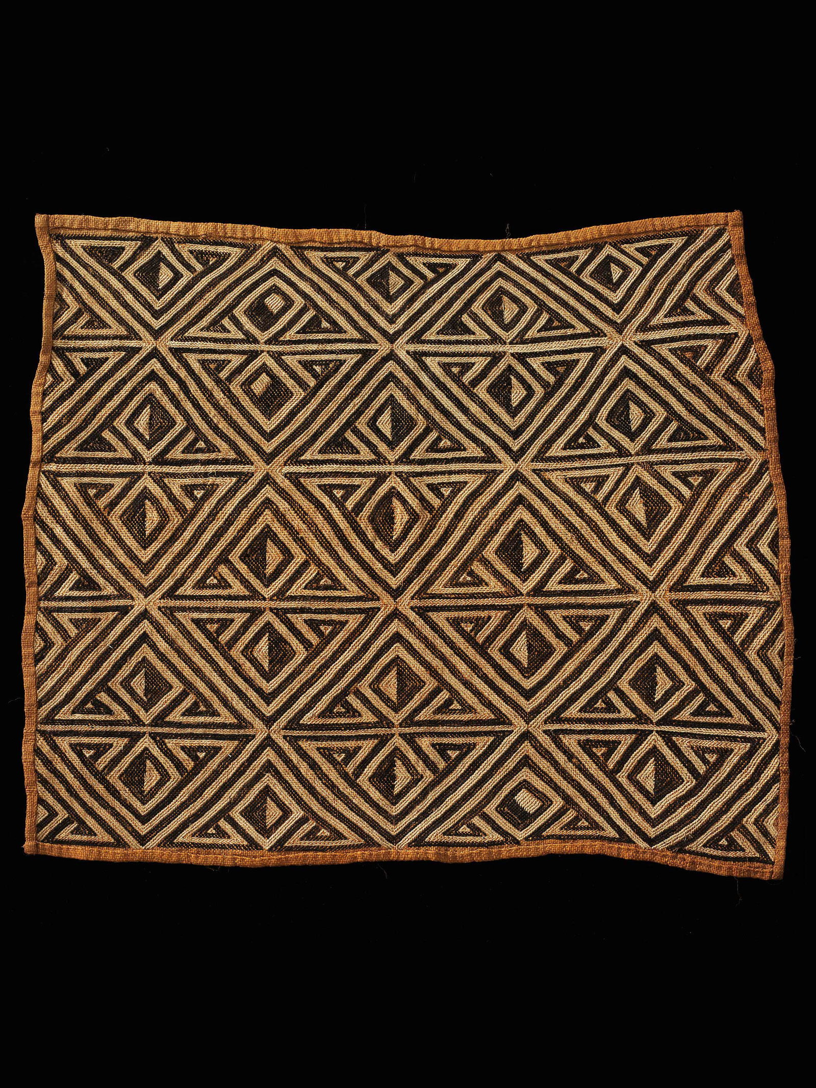 A Kuba Cut-Pile Embroidery Fabric: Raphia-Plüschgewebe Kuba Kingdom, DR Kongo Ohne Sockel / without base Raphia. H 60 cm. B 68 cm. Provenienz: Galerie Walu, Zürich. Das Königreich Kuba ist eine Konföderation, die als politischer Bu