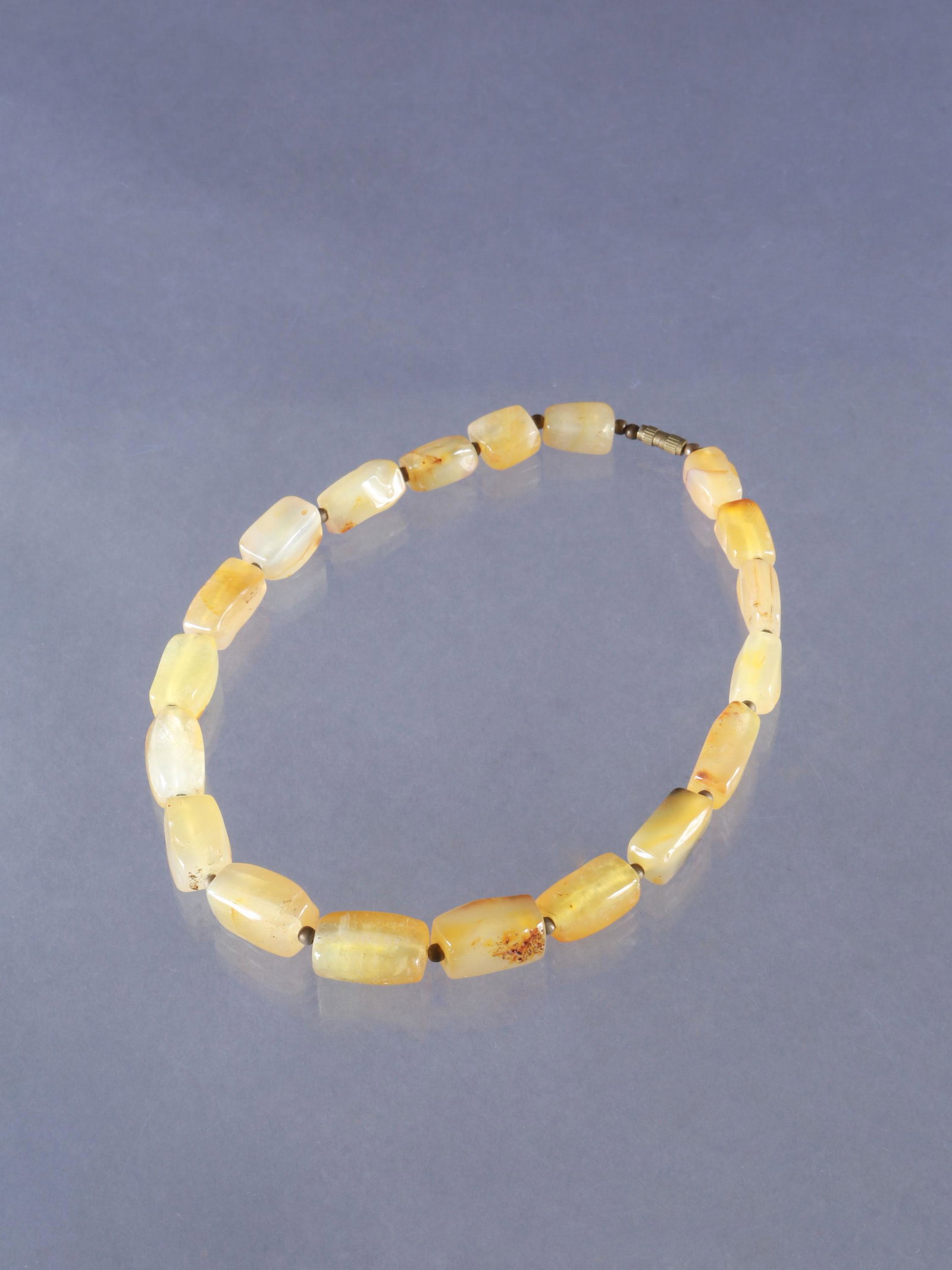 A Nigerian Necklace: Collier Nigeria Ohne Sockel / without base L 40 cm. Provenienz: Walter Häusler, Thurgau. 1960er Jahre in Nigeria erworben. Seit jeher begleitet und fasziniert Schmuck in verschiedensten Formen und Ma