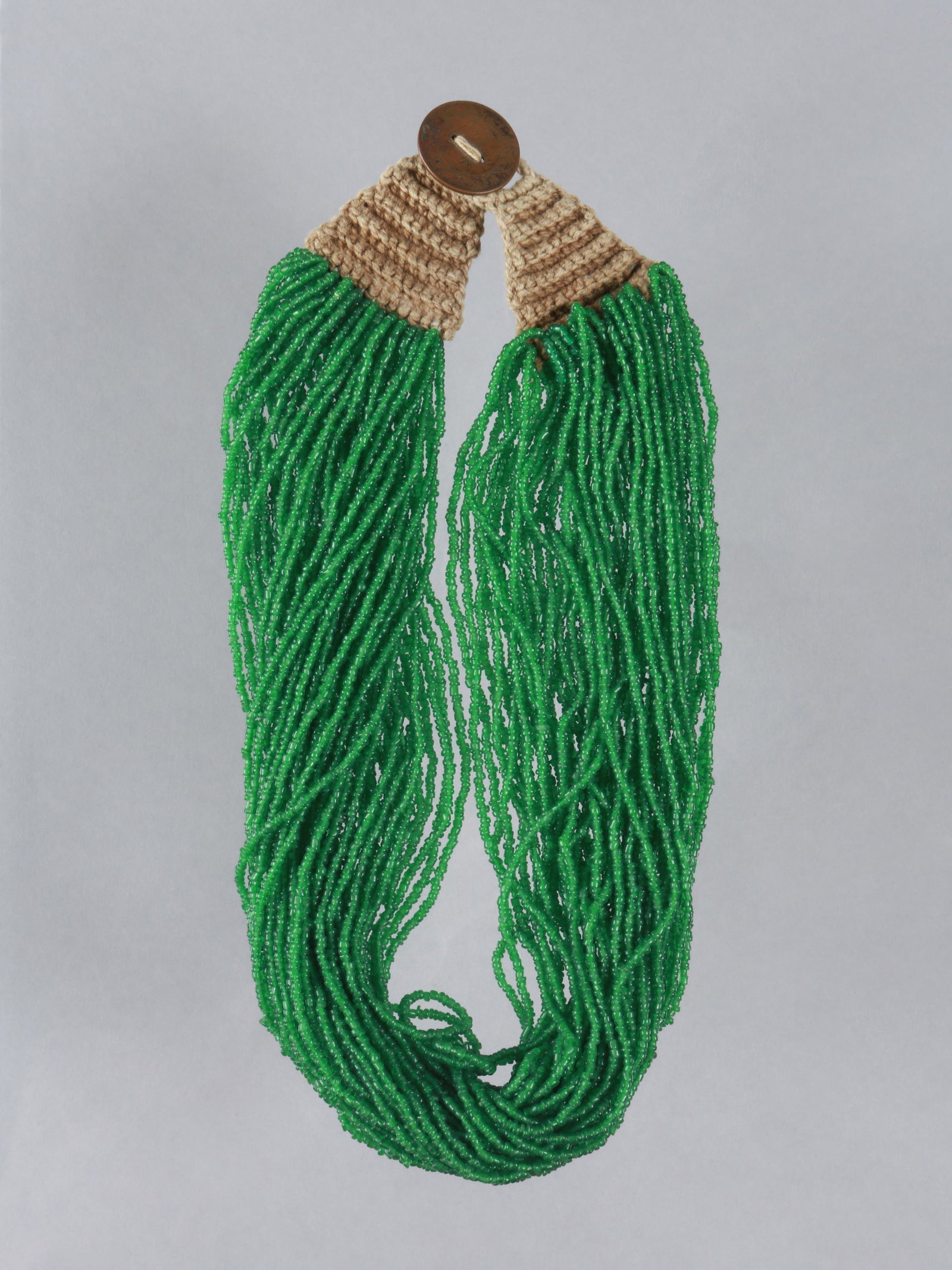 A Naga Necklace: Collier Naga, Nagaland Ohne Sockel / without base Glas, Schnur. L 53 cm. Provenienz: Nachlass Kurt Hösli-Brutschin (1928-2006), Basel. CHF 50 / 100 EUR 43 / 86