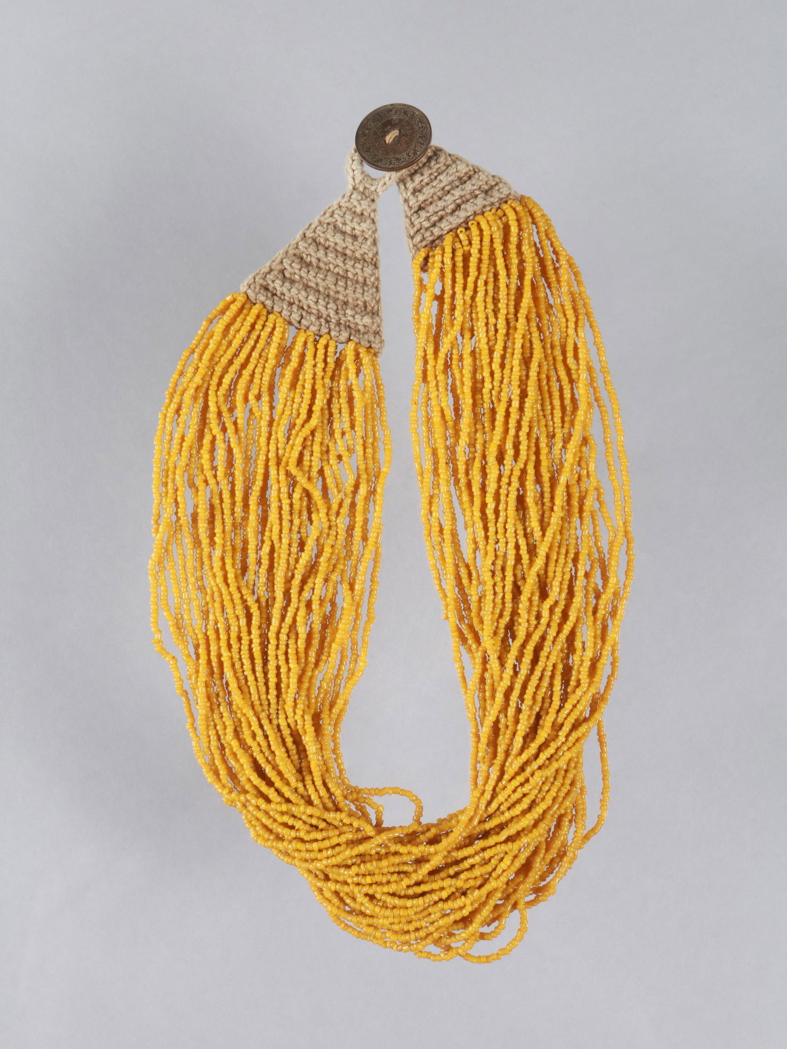 A Naga Necklace: Collier Naga, Nagaland Ohne Sockel / without base Glas, Schnur. L 55 cm. Provenienz: Nachlass Kurt Hösli-Brutschin (1928-2006), Basel. CHF 50 / 100 EUR 43 / 86