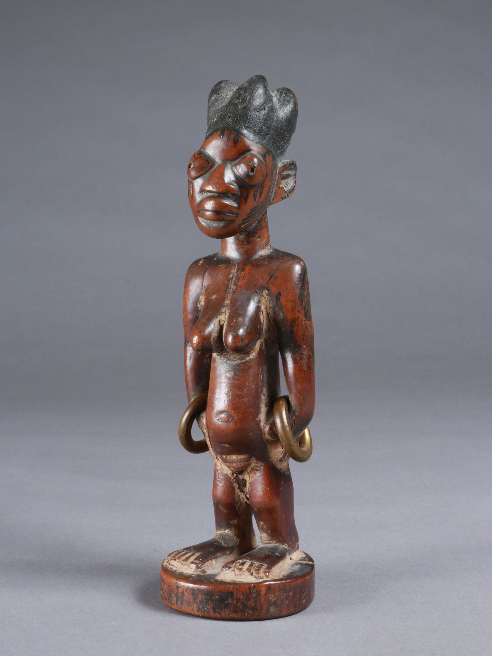 A Yoruba Twin Figure, "ere ibeji": Zwillingsfigur, "ere ibeji" Yoruba, Nigeria Ohne Sockel / without base Holz, Gelbguss. H 25,5 cm. Provenienz: Walter Häusler, Thurgau. 1960er Jahre in Nigeria erworben. Über Zwillinge wurde schon im
