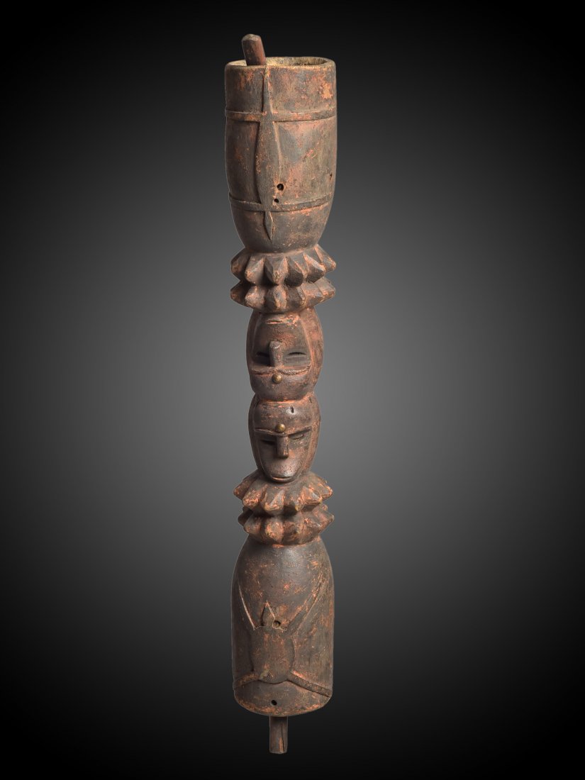An Eket Double Clapper-Bell: Doppelte Klöppelglocke Eket, Nigeria Ohne Sockel / without base Holz. H 64,5 cm. Provenienz: Helmut und Marianne Zimmer, Zürich. CHF 100 / 200 EUR 86 / 172