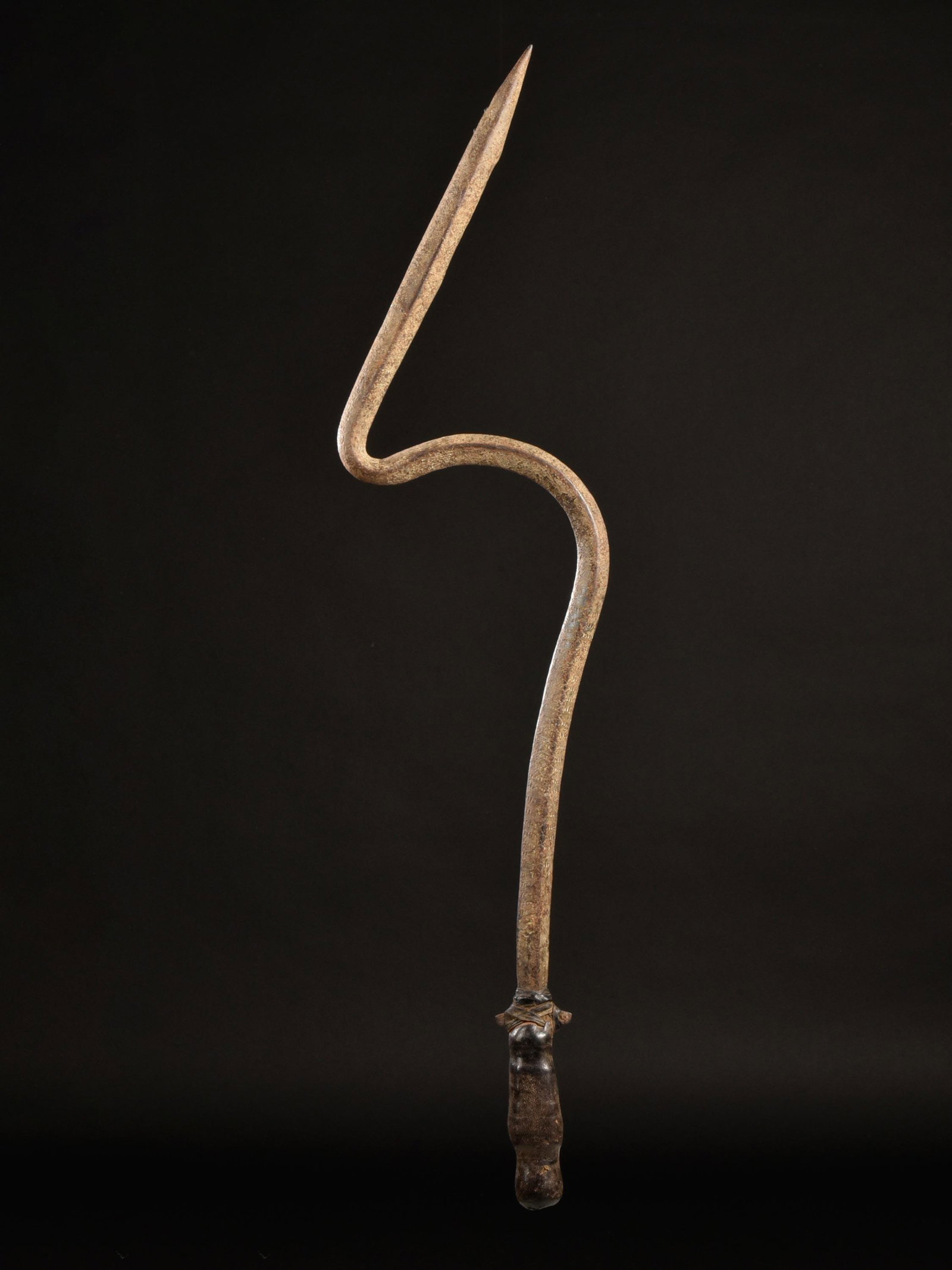 A Turka Serpent Bayonet, "sanegue": Schlangenförmige Waffe, "sanegue" Senufo, Lobi, Turka, Côte d’Ivoire / Burkina Faso Ohne Sockel / without base Eisen, Leder. H 65 cm. Provenienz: Helmut und Marianne Zimmer, Zürich. CHF 100 / 200