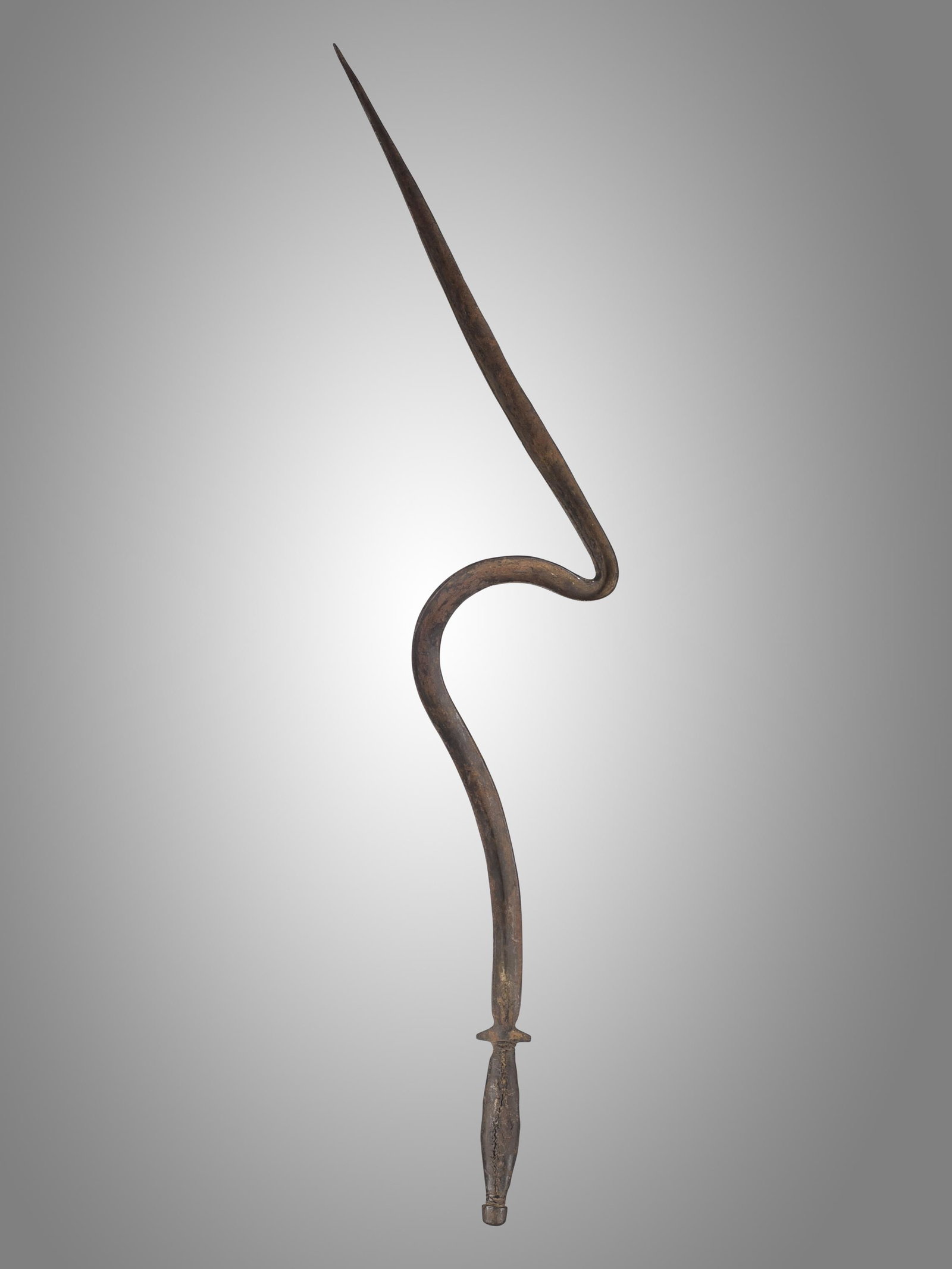 A Turka Serpent Bayonet, "sanegue": Schlangenförmige Waffe, "sanegue" Senufo, Lobi, Turka, Côte d’Ivoire / Burkina Faso Ohne Sockel / without base Eisen, Leder. H 86 cm. Provenienz: Helmut und Marianne Zimmer, Zürich. CHF 100 / 200
