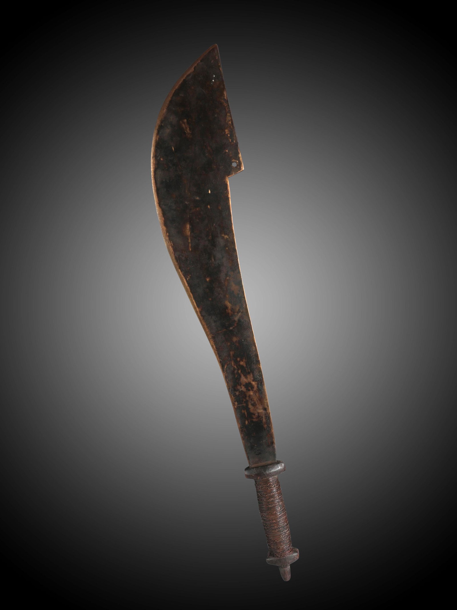 A Yoruba Short Sword, "ada": Kurzschwert, "ada" Yoruba, Nigeria Ohne Sockel / without base Holz, Gelbguss, Kupfer. L 61 cm. Provenienz: Fam. Bischoff, Basel (1960er-Jahre im Handel erworben). CHF 100 / 200 EUR 86 / 172