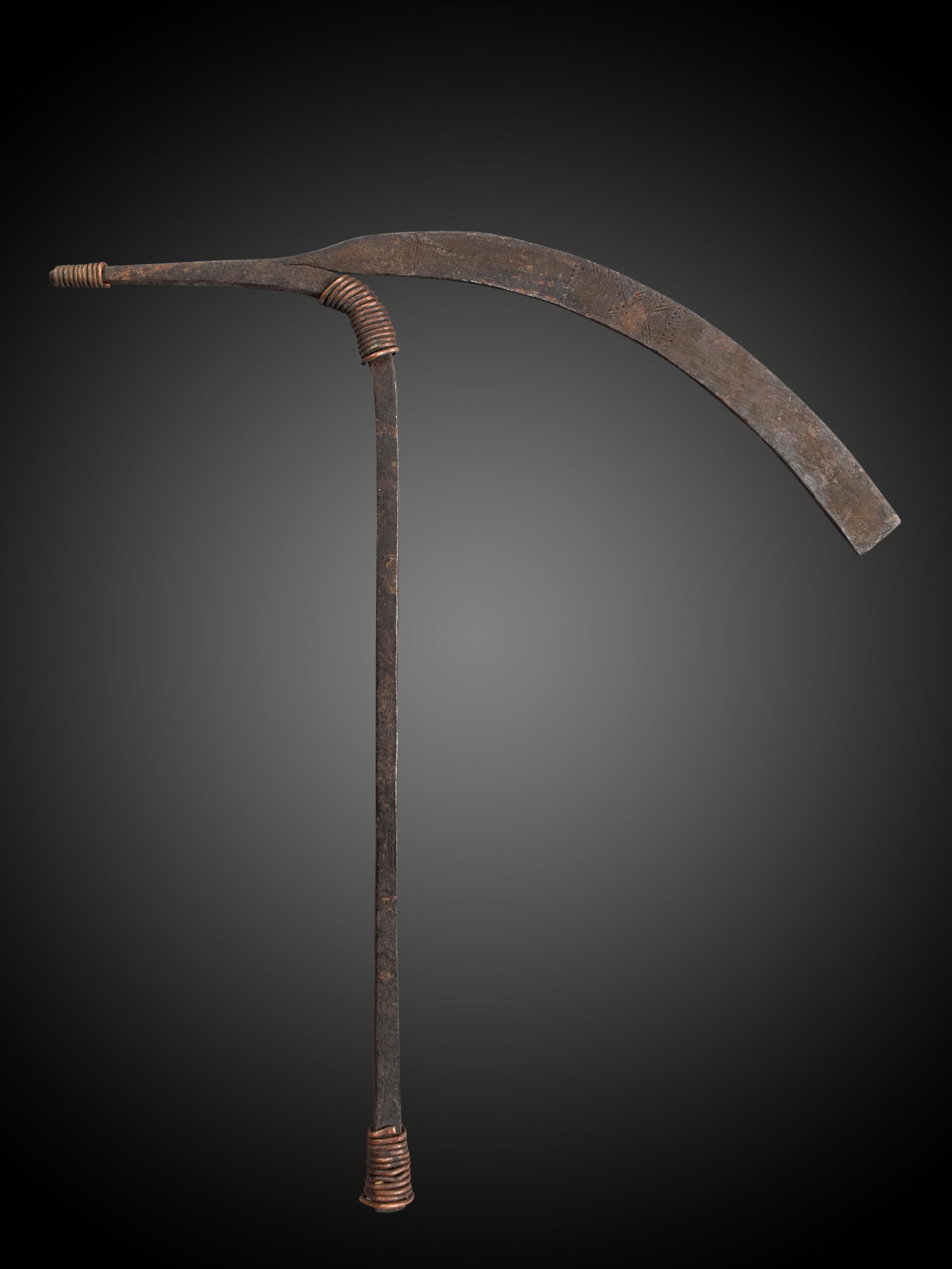A Kirdi Dace Axe / Currency: Axt Kirdi, Kamerun Ohne Sockel / without base Eisen, Kupfer. H 28,5 cm. Provenienz: Helmut und Marianne Zimmer, Zürich. CHF 100 / 200 EUR 86 / 172