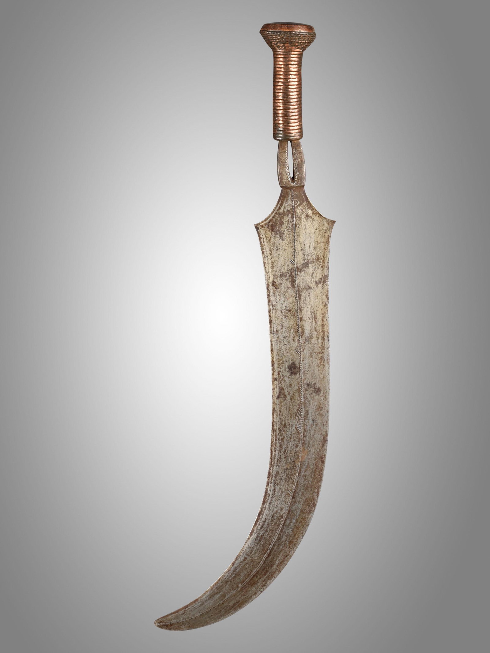 A Yakoma Sickle Blade Knife: Sichelförmiges Messer Yakoma, Ngbandi, DR Kongo Ohne Sockel / without base Holz, Eisen, Kupfer. L 49 cm. Provenienz: Helmut und Marianne Zimmer, Zürich. CHF 100 / 200 EUR 86 / 172