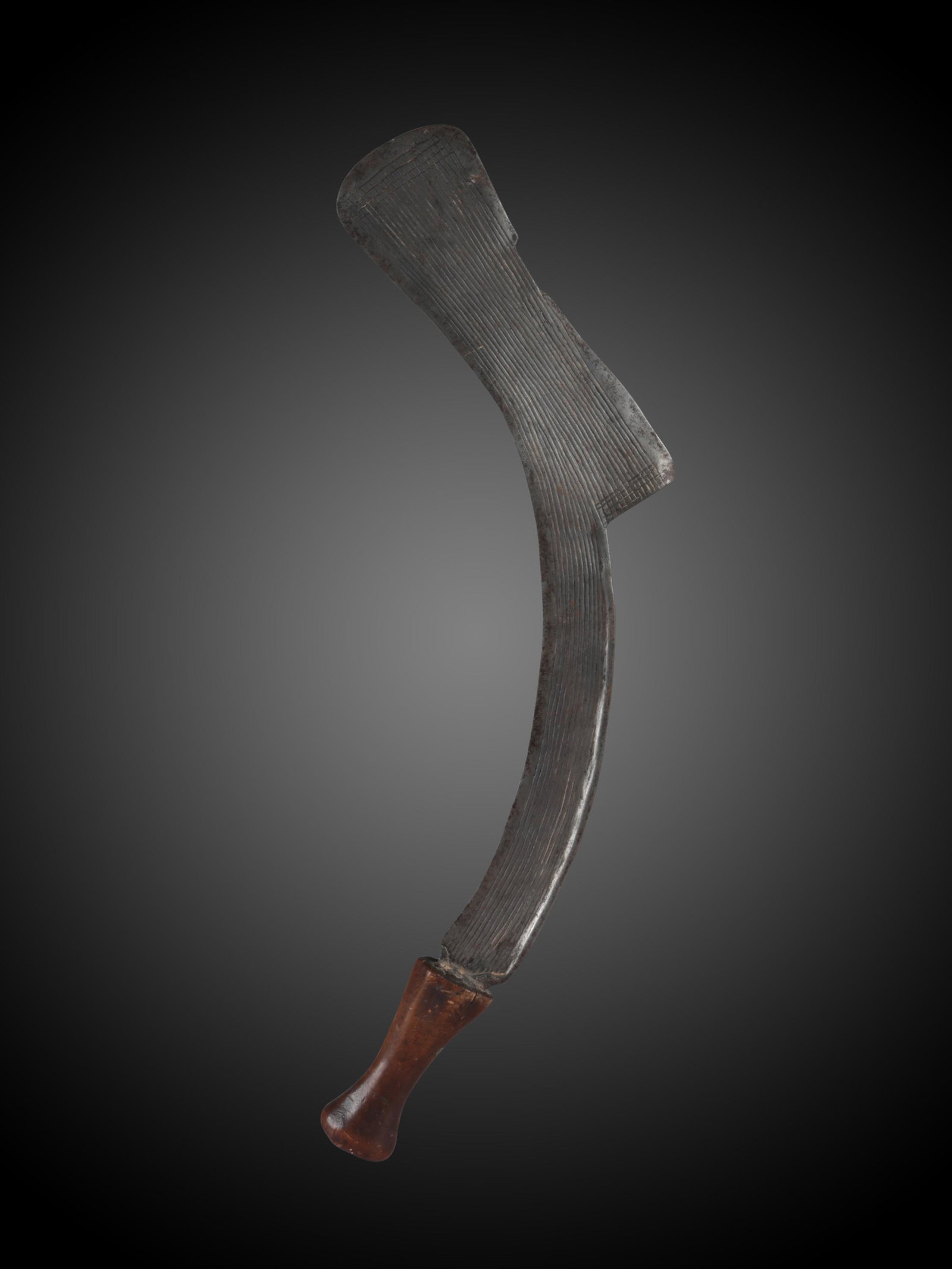 A Nsakara Sickle Blade Knife: Sichelförmiges Messer Nsakara / Binja, DR Kongo Ohne Sockel / without base Holz, Eisen. L 60 cm. Provenienz: Fam. Bischoff, Basel (1960er-Jahre im Handel erworben). CHF 100 / 200 EUR 86 / 172