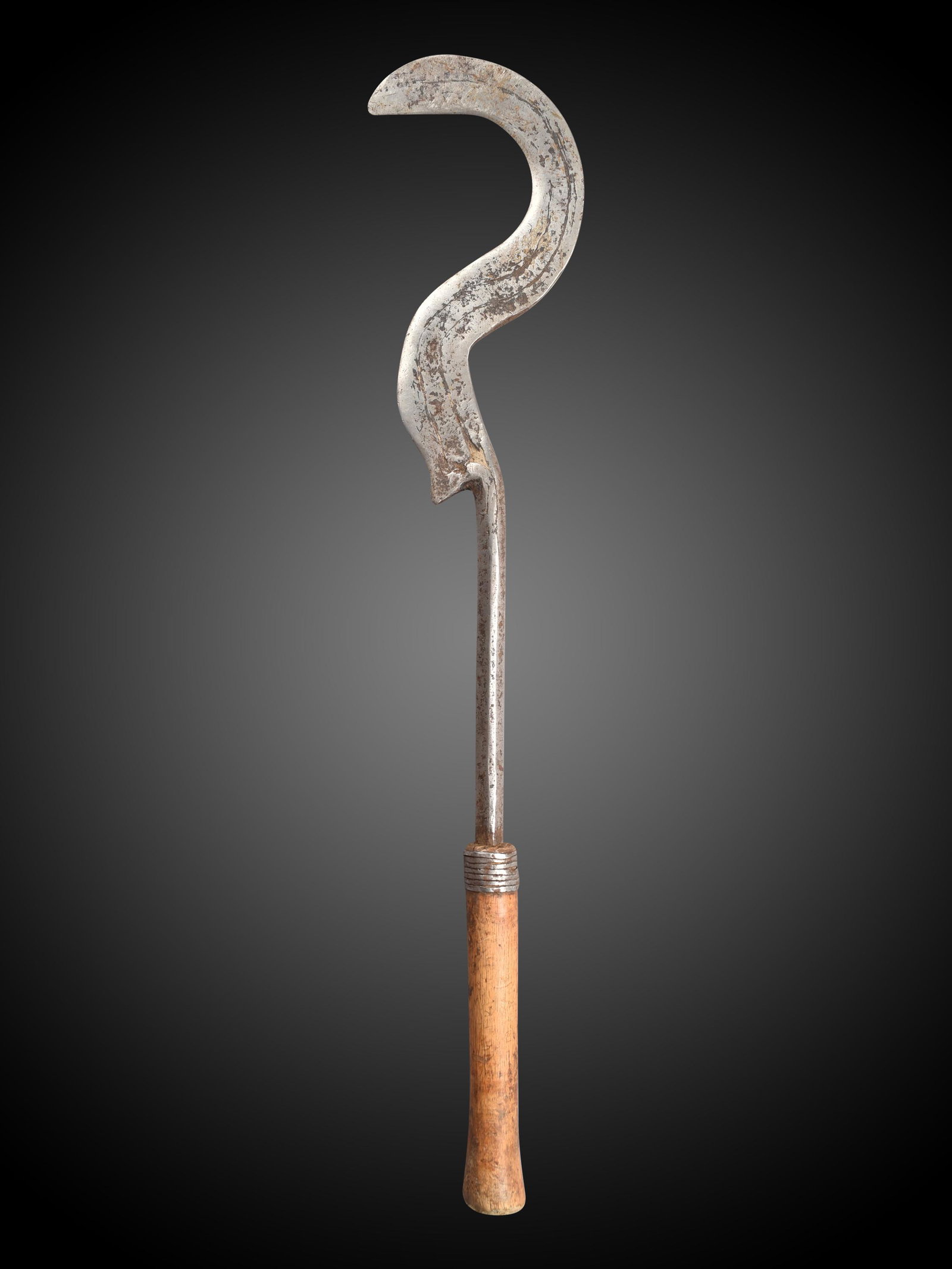 A Hutu Sickle Blade Knife: Sichelförmiges Messer Hutu, Ruanda Ohne Sockel / without base Holz, Eisen. H 55 cm. Provenienz: Helmut und Marianne Zimmer, Zürich. CHF 100 / 200 EUR 86 / 172