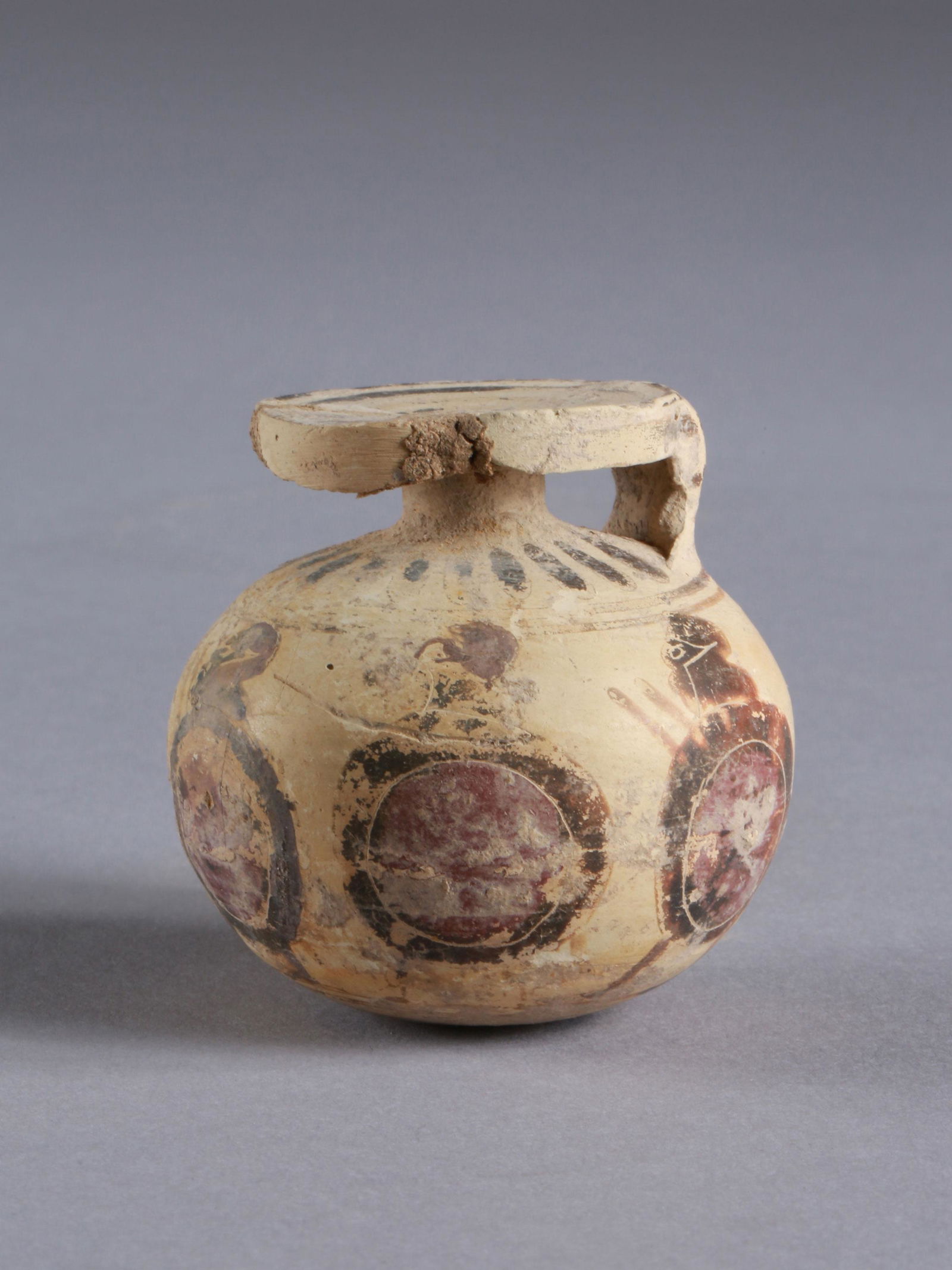 A Corinthian Aryballos with Hoplites: KUGELARYBALLOS MIT HOPLITENZUG Korinthisch, Griechenland Ohne Sockel / without base Keramik. H 5,5 cm. Provenienz: Privatsammlung Schweiz. 6. Jh. v. Chr. CHF 75 / 150 EUR 64 / 129