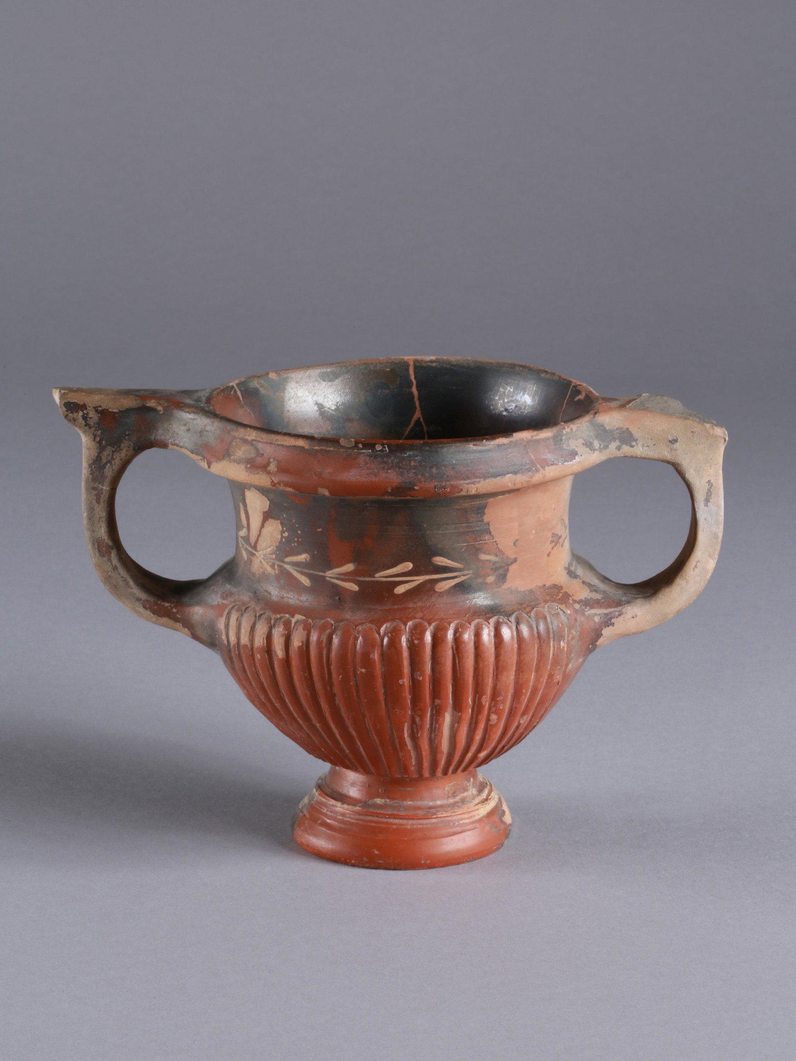 A Skyphos: SKYPHOS Mittelmeerraum Ohne Sockel / without base Keramik. H 16,5 cm. B 14 cm. Provenienz: Kunsthandel, Schweiz. CHF 75 / 150 EUR 64 / 129