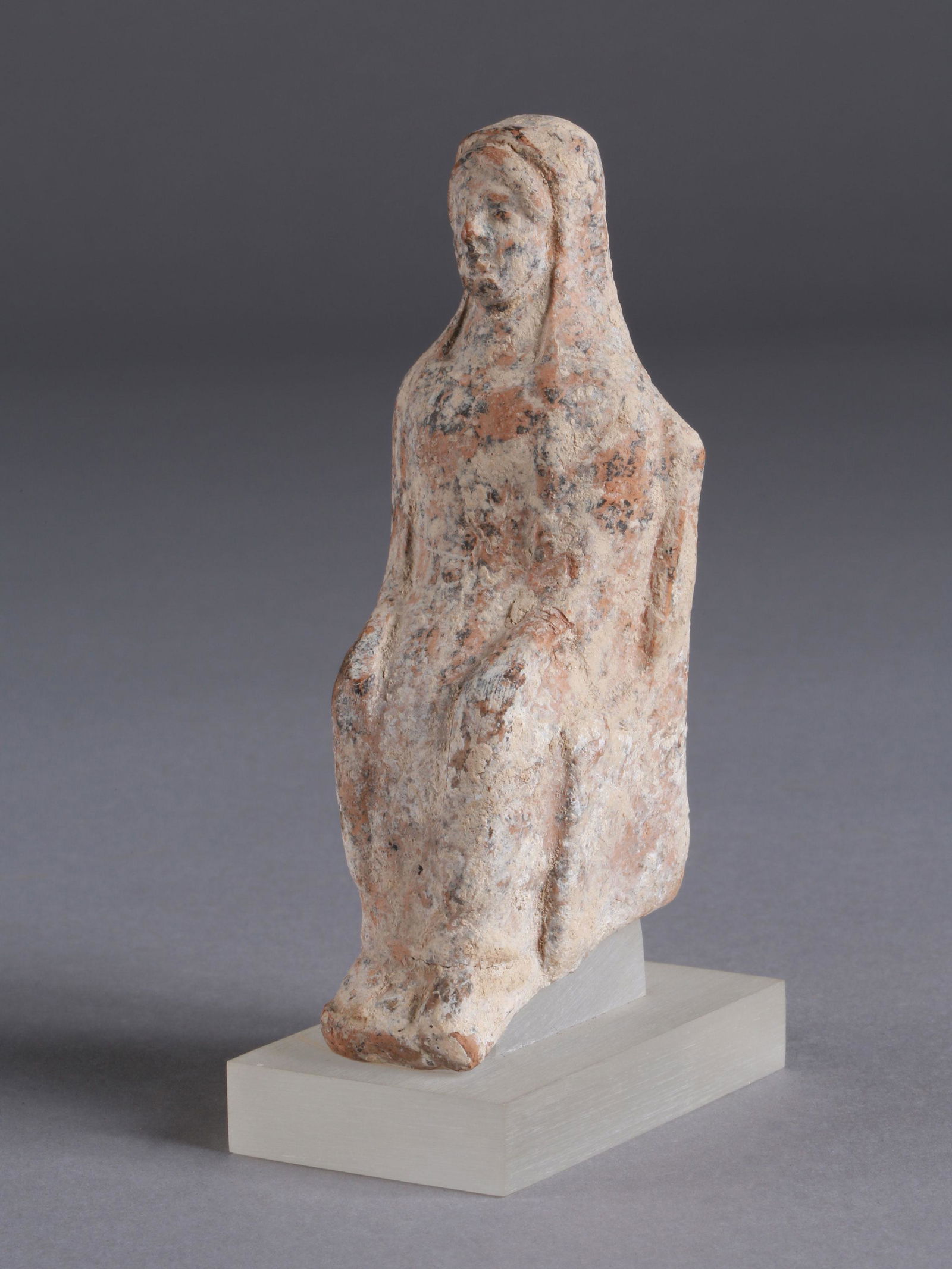 A Greek Statuette of a Seated Woman: SITZENDE FIGUR Ostgriechisch Mit Sockel / with base Keramik. H 11,5 cm. Provenienz: Bayerische Privatsammlung, Lindner (1996). Mitte 5. Jh. v. Chr. September 2015 bei Drouot (Paris) unverkauft. CHF 25