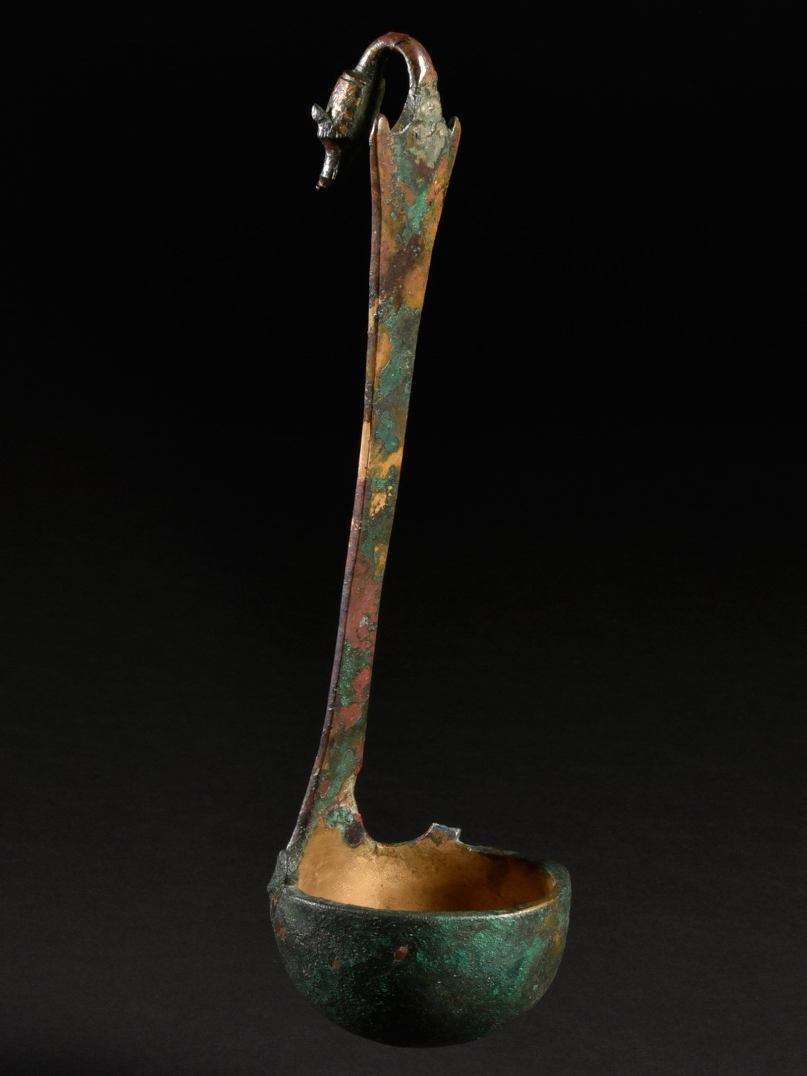 A Simpulum with Wolf's Head Applique: SIMPULUM MIT WOLFSKOPFAPPLIK Späthellenistisch-Römisch, Spätrepublikanisch, 1. Jh. v. Chr. - 1. Hälfte 1. Jh. n. Chr. Ohne Sockel / without base Bronze. H 19,8 cm. Provenienz: - Sammlung F. Antono