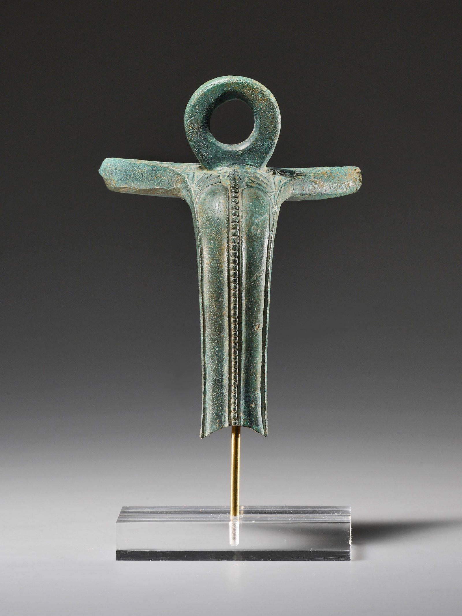 Handle of a Bronze Vessel (Ancient Greek Art): HENKEL EINES BRONZENEN GEFÄSSES Griechisch Mit Sockel / with base Bronze. H 12 cm. Provenienz: Sasson Gallery, Jerusalem (vor 2000). 5. Jh. v. Chr. Lower part of the handle lost, the sides of the upp