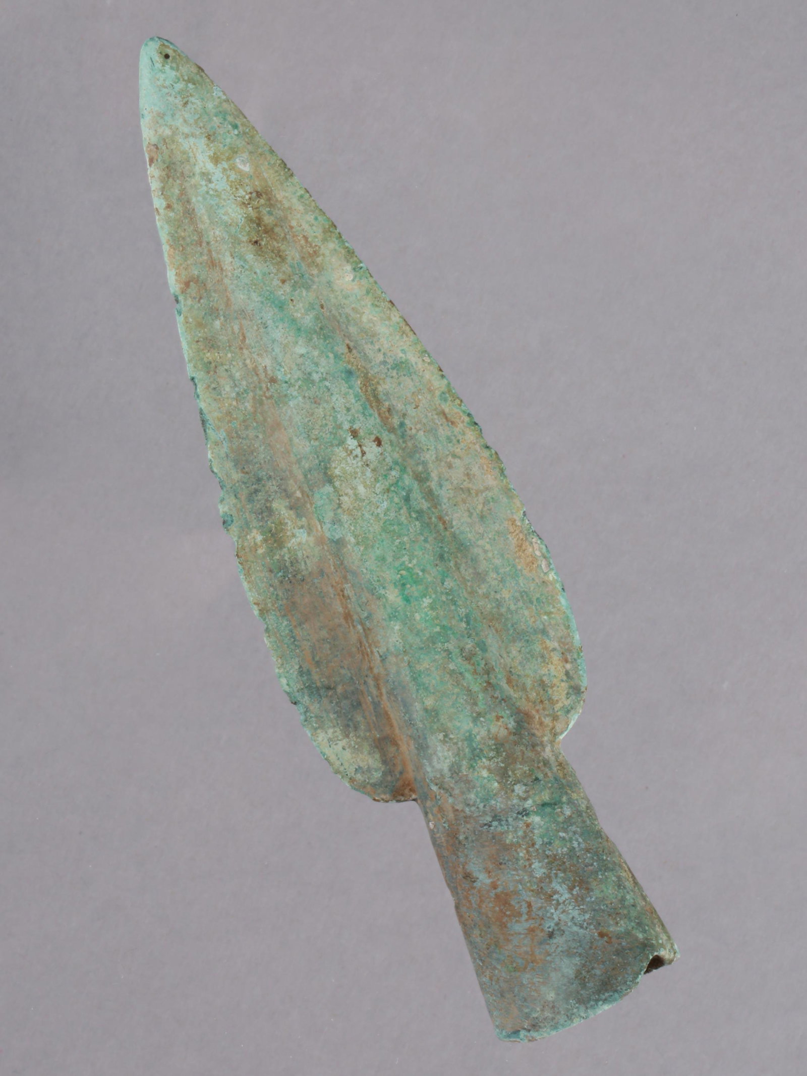 A Greek Spear Head: LANZENSPITZE Westgriechisch Ohne Sockel / without base Bronze. L 13,5 cm. Provenienz: Privatsammlung Schweiz. 6. - 5. Jh. v. Chr. CHF 90 / 180 EUR 77 / 154