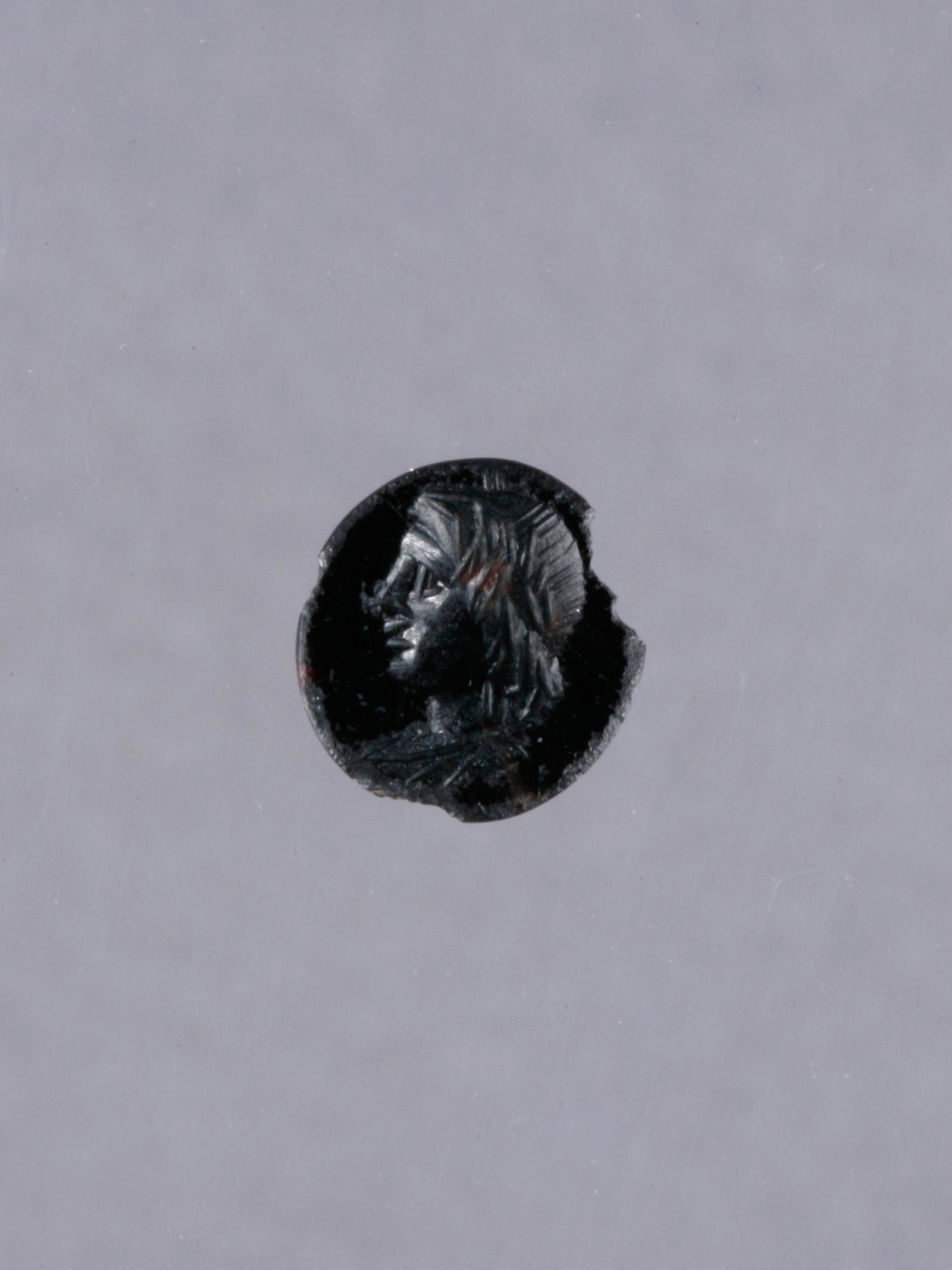 An Italian Engraved Gem with Woman's Head: GEMME MIT FRAUENKOPF Italien Ohne Sockel / without base Sardonyx. Ø 1 cm. Provenienz: Kunsthandel, Schweiz. 2. Jh. v. Chr - 1. Jh. n. Chr. CHF 270 / 540 EUR 232 / 464