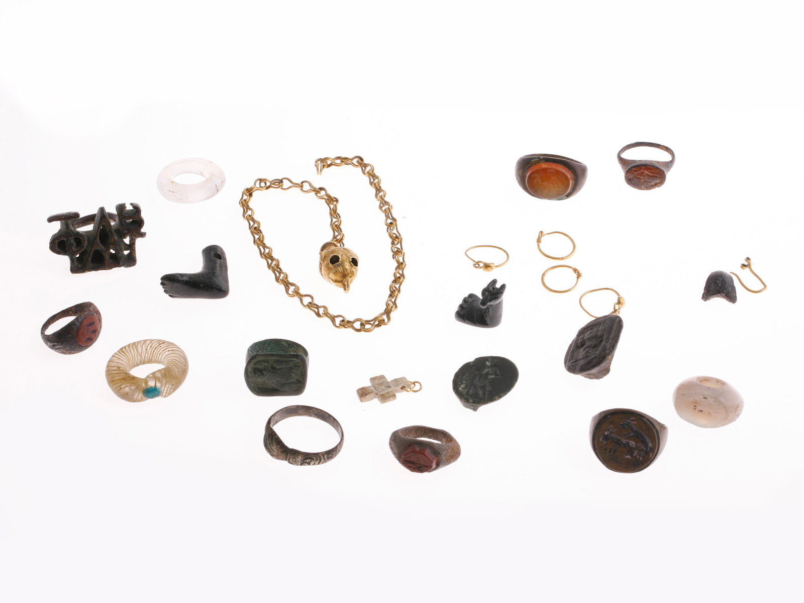22 Small Artifacts: 22 KLEIN-OBJEKTE Mittelmeerraum Ohne Sockel / without base Metall, Mineral. H 2 cm - 3,5 cm. Provenienz: Kunsthandel, Schweiz. CHF 900 / 1 800 EUR 774 / 1 548